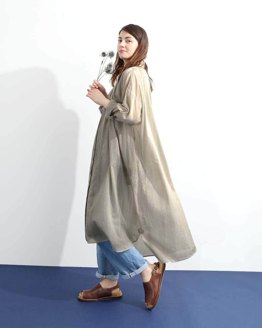 ナチュランさんのインスタグラム写真 - (ナチュランInstagram)「【 LOISIR 】涼を感じる シックな装い New Arrival 2023 Summer  ・  じめじめとしたこの時季も ストレスフリーに過ごせる 軽やかな着心地のアイテムをお届け。  涼を感じながら 少しだけシックに大人らしい装いで。  上質な素材を身に纏い 季節の移ろいをお楽しみください。  ----------------------------- 　LOISIR -----------------------------  ■リネン×コットンストライプアンダードレス付きワンピース ¥39,600 [ 注文番号：ALS-3A79-3902-A ]  ■インドハンドテクニックスモック刺繍ブラウス ¥24,200 [ 注文番号：ALS-3A79-3893-A ]  ■リネン平織り＆千鳥タックギャザーパンツ ¥18,700 ターコイズ[ 注文番号：ALS-3A79-3892-A ] チドリ[ 注文番号：ALS-3A79-3892-B ]  ■インドコットンピグメントダイチュニックブラウスワンピース ¥26,400 [ 注文番号：ALS-3A79-3891-A ]  ■リネンジャージフリル襟プルオーバー ¥17,380 キナリ[ 注文番号：ALS-3A79-3900-A ] チャコール[ 注文番号：ALS-3A79-3900-B ]  -----------------------------  ▶️商品詳細やお買い物は写真のタグをタップ またはプロフィール（@natulan_official）から 「ナチュラン」のサイトにアクセスして 注文番号や商品名を検索してみてくださいね。  #lifewear #fashion #natulan #今日のコーデ #コーディネート #ファッション #ナチュラル #ナチュラン #日々の暮らし #暮らしを楽しむ #シンプルライフ #シンプルコーデ #大人女子 #大人カジュアルコーデ #ワンピース #ブラウス #シック #パンツ #インドコットン #夏コーデ #涼コーデ #ロワジール #LOISIR #natulan_official.」6月15日 16時44分 - natulan_official