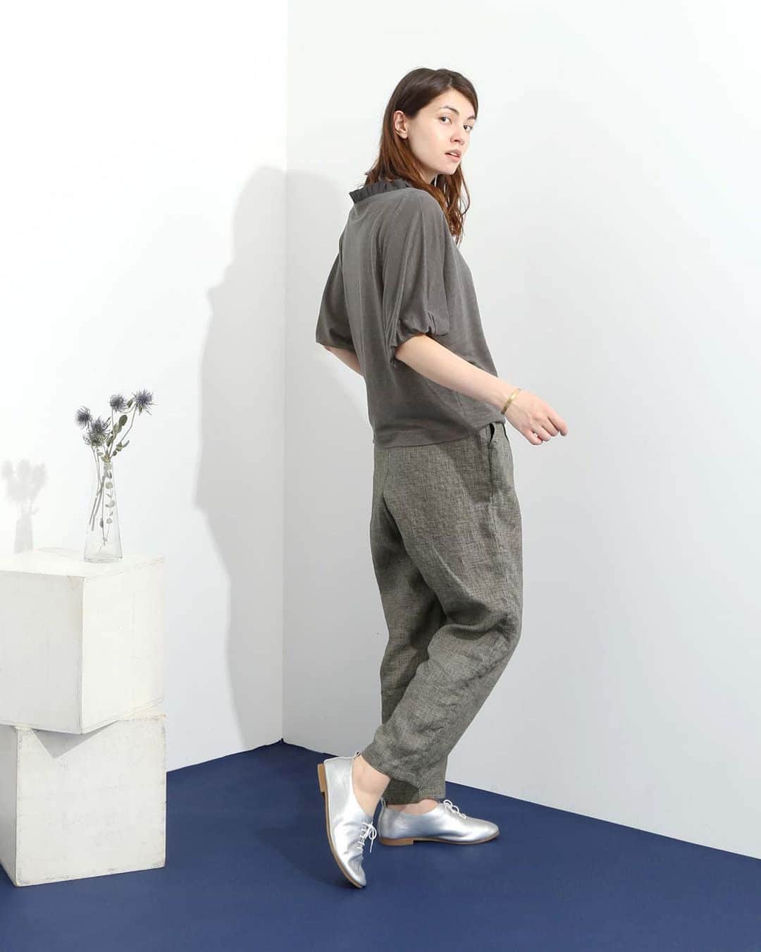 ナチュランさんのインスタグラム写真 - (ナチュランInstagram)「【 LOISIR 】涼を感じる シックな装い New Arrival 2023 Summer  ・  じめじめとしたこの時季も ストレスフリーに過ごせる 軽やかな着心地のアイテムをお届け。  涼を感じながら 少しだけシックに大人らしい装いで。  上質な素材を身に纏い 季節の移ろいをお楽しみください。  ----------------------------- 　LOISIR -----------------------------  ■リネン×コットンストライプアンダードレス付きワンピース ¥39,600 [ 注文番号：ALS-3A79-3902-A ]  ■インドハンドテクニックスモック刺繍ブラウス ¥24,200 [ 注文番号：ALS-3A79-3893-A ]  ■リネン平織り＆千鳥タックギャザーパンツ ¥18,700 ターコイズ[ 注文番号：ALS-3A79-3892-A ] チドリ[ 注文番号：ALS-3A79-3892-B ]  ■インドコットンピグメントダイチュニックブラウスワンピース ¥26,400 [ 注文番号：ALS-3A79-3891-A ]  ■リネンジャージフリル襟プルオーバー ¥17,380 キナリ[ 注文番号：ALS-3A79-3900-A ] チャコール[ 注文番号：ALS-3A79-3900-B ]  -----------------------------  ▶️商品詳細やお買い物は写真のタグをタップ またはプロフィール（@natulan_official）から 「ナチュラン」のサイトにアクセスして 注文番号や商品名を検索してみてくださいね。  #lifewear #fashion #natulan #今日のコーデ #コーディネート #ファッション #ナチュラル #ナチュラン #日々の暮らし #暮らしを楽しむ #シンプルライフ #シンプルコーデ #大人女子 #大人カジュアルコーデ #ワンピース #ブラウス #シック #パンツ #インドコットン #夏コーデ #涼コーデ #ロワジール #LOISIR #natulan_official.」6月15日 16時44分 - natulan_official