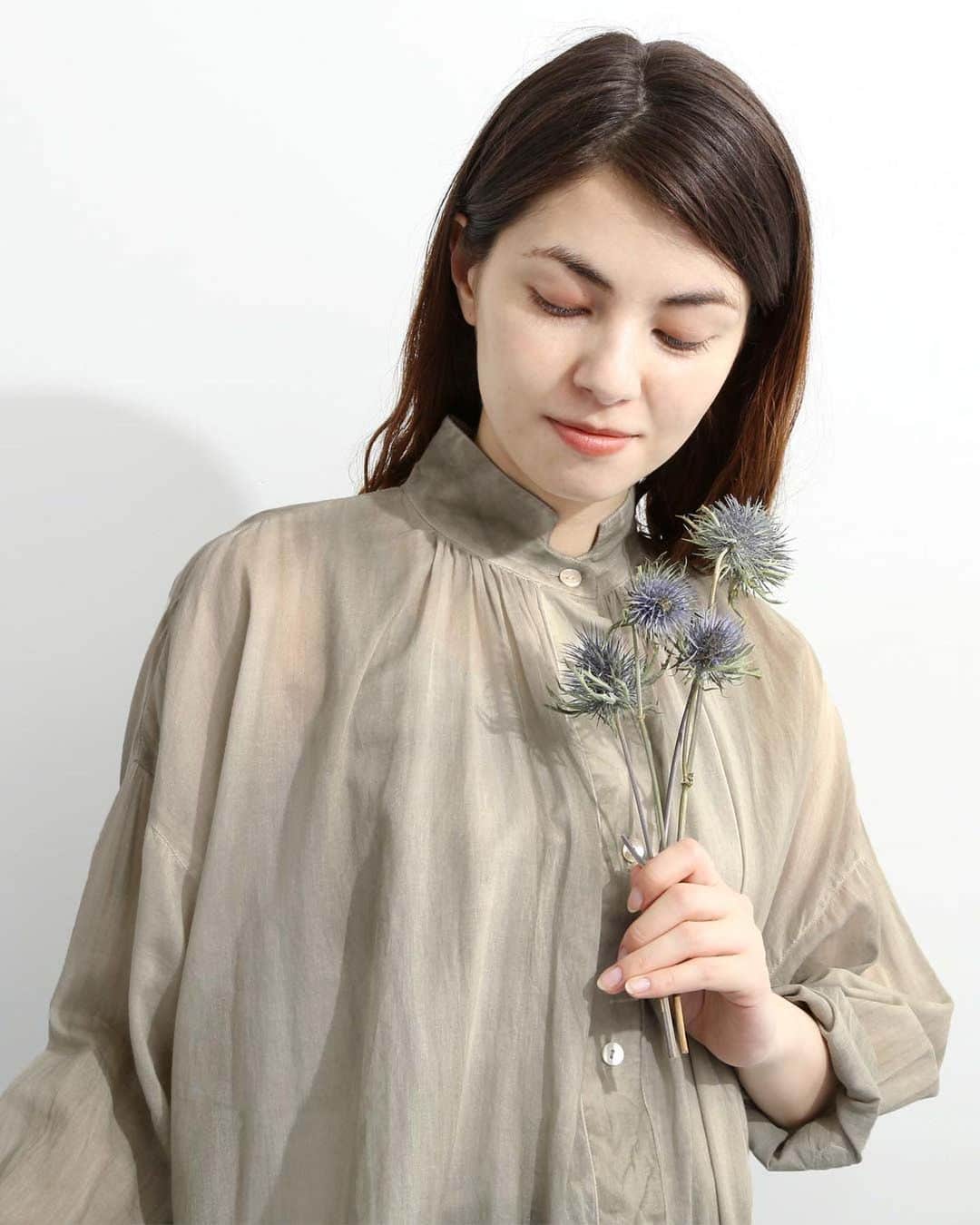 ナチュランさんのインスタグラム写真 - (ナチュランInstagram)「【 LOISIR 】涼を感じる シックな装い New Arrival 2023 Summer  ・  じめじめとしたこの時季も ストレスフリーに過ごせる 軽やかな着心地のアイテムをお届け。  涼を感じながら 少しだけシックに大人らしい装いで。  上質な素材を身に纏い 季節の移ろいをお楽しみください。  ----------------------------- 　LOISIR -----------------------------  ■リネン×コットンストライプアンダードレス付きワンピース ¥39,600 [ 注文番号：ALS-3A79-3902-A ]  ■インドハンドテクニックスモック刺繍ブラウス ¥24,200 [ 注文番号：ALS-3A79-3893-A ]  ■リネン平織り＆千鳥タックギャザーパンツ ¥18,700 ターコイズ[ 注文番号：ALS-3A79-3892-A ] チドリ[ 注文番号：ALS-3A79-3892-B ]  ■インドコットンピグメントダイチュニックブラウスワンピース ¥26,400 [ 注文番号：ALS-3A79-3891-A ]  ■リネンジャージフリル襟プルオーバー ¥17,380 キナリ[ 注文番号：ALS-3A79-3900-A ] チャコール[ 注文番号：ALS-3A79-3900-B ]  -----------------------------  ▶️商品詳細やお買い物は写真のタグをタップ またはプロフィール（@natulan_official）から 「ナチュラン」のサイトにアクセスして 注文番号や商品名を検索してみてくださいね。  #lifewear #fashion #natulan #今日のコーデ #コーディネート #ファッション #ナチュラル #ナチュラン #日々の暮らし #暮らしを楽しむ #シンプルライフ #シンプルコーデ #大人女子 #大人カジュアルコーデ #ワンピース #ブラウス #シック #パンツ #インドコットン #夏コーデ #涼コーデ #ロワジール #LOISIR #natulan_official.」6月15日 16時44分 - natulan_official