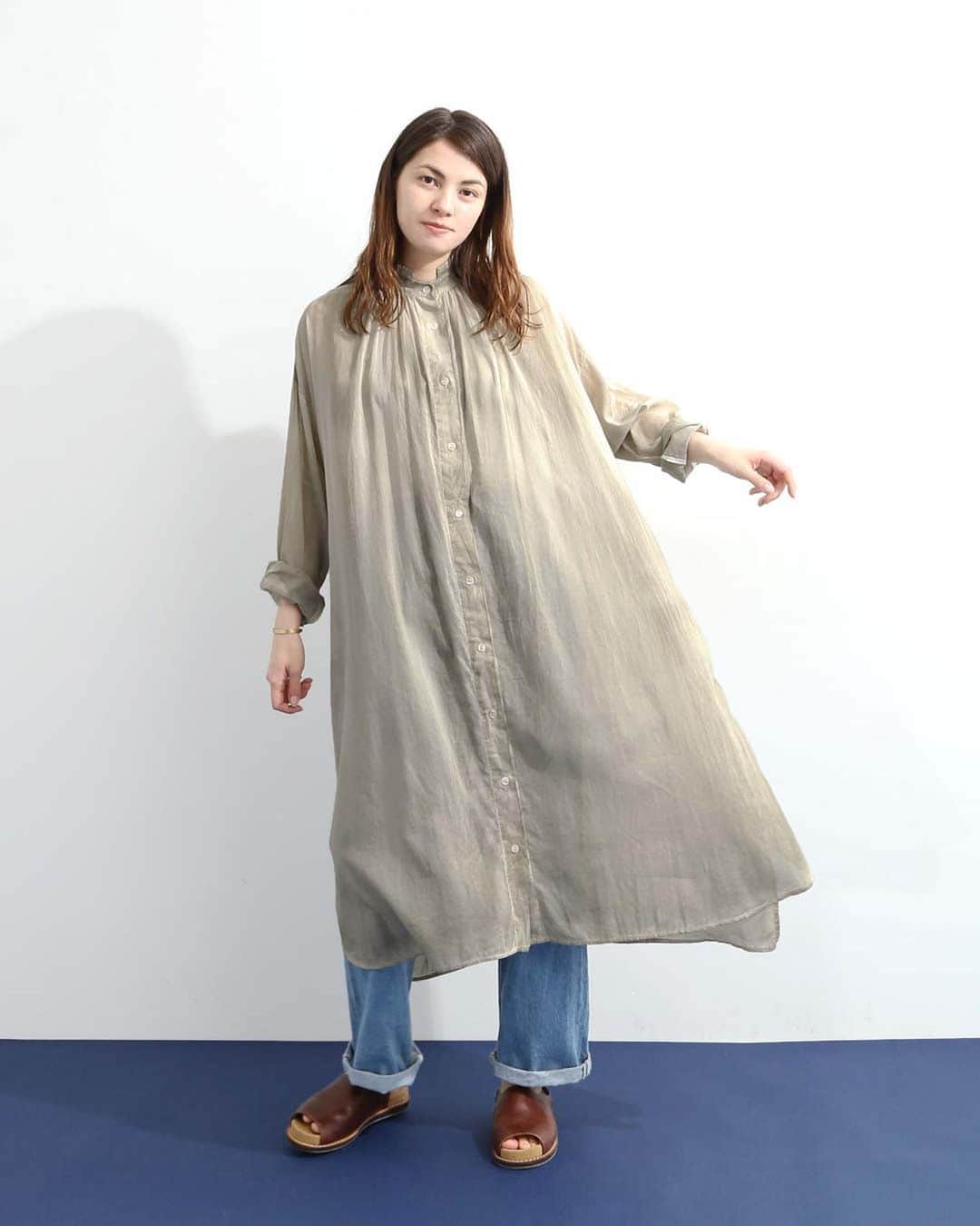 ナチュランさんのインスタグラム写真 - (ナチュランInstagram)「【 LOISIR 】涼を感じる シックな装い New Arrival 2023 Summer  ・  じめじめとしたこの時季も ストレスフリーに過ごせる 軽やかな着心地のアイテムをお届け。  涼を感じながら 少しだけシックに大人らしい装いで。  上質な素材を身に纏い 季節の移ろいをお楽しみください。  ----------------------------- 　LOISIR -----------------------------  ■リネン×コットンストライプアンダードレス付きワンピース ¥39,600 [ 注文番号：ALS-3A79-3902-A ]  ■インドハンドテクニックスモック刺繍ブラウス ¥24,200 [ 注文番号：ALS-3A79-3893-A ]  ■リネン平織り＆千鳥タックギャザーパンツ ¥18,700 ターコイズ[ 注文番号：ALS-3A79-3892-A ] チドリ[ 注文番号：ALS-3A79-3892-B ]  ■インドコットンピグメントダイチュニックブラウスワンピース ¥26,400 [ 注文番号：ALS-3A79-3891-A ]  ■リネンジャージフリル襟プルオーバー ¥17,380 キナリ[ 注文番号：ALS-3A79-3900-A ] チャコール[ 注文番号：ALS-3A79-3900-B ]  -----------------------------  ▶️商品詳細やお買い物は写真のタグをタップ またはプロフィール（@natulan_official）から 「ナチュラン」のサイトにアクセスして 注文番号や商品名を検索してみてくださいね。  #lifewear #fashion #natulan #今日のコーデ #コーディネート #ファッション #ナチュラル #ナチュラン #日々の暮らし #暮らしを楽しむ #シンプルライフ #シンプルコーデ #大人女子 #大人カジュアルコーデ #ワンピース #ブラウス #シック #パンツ #インドコットン #夏コーデ #涼コーデ #ロワジール #LOISIR #natulan_official.」6月15日 16時44分 - natulan_official