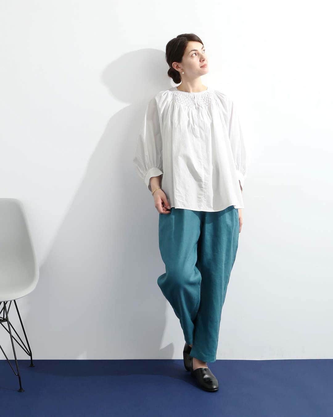ナチュランさんのインスタグラム写真 - (ナチュランInstagram)「【 LOISIR 】涼を感じる シックな装い New Arrival 2023 Summer  ・  じめじめとしたこの時季も ストレスフリーに過ごせる 軽やかな着心地のアイテムをお届け。  涼を感じながら 少しだけシックに大人らしい装いで。  上質な素材を身に纏い 季節の移ろいをお楽しみください。  ----------------------------- 　LOISIR -----------------------------  ■リネン×コットンストライプアンダードレス付きワンピース ¥39,600 [ 注文番号：ALS-3A79-3902-A ]  ■インドハンドテクニックスモック刺繍ブラウス ¥24,200 [ 注文番号：ALS-3A79-3893-A ]  ■リネン平織り＆千鳥タックギャザーパンツ ¥18,700 ターコイズ[ 注文番号：ALS-3A79-3892-A ] チドリ[ 注文番号：ALS-3A79-3892-B ]  ■インドコットンピグメントダイチュニックブラウスワンピース ¥26,400 [ 注文番号：ALS-3A79-3891-A ]  ■リネンジャージフリル襟プルオーバー ¥17,380 キナリ[ 注文番号：ALS-3A79-3900-A ] チャコール[ 注文番号：ALS-3A79-3900-B ]  -----------------------------  ▶️商品詳細やお買い物は写真のタグをタップ またはプロフィール（@natulan_official）から 「ナチュラン」のサイトにアクセスして 注文番号や商品名を検索してみてくださいね。  #lifewear #fashion #natulan #今日のコーデ #コーディネート #ファッション #ナチュラル #ナチュラン #日々の暮らし #暮らしを楽しむ #シンプルライフ #シンプルコーデ #大人女子 #大人カジュアルコーデ #ワンピース #ブラウス #シック #パンツ #インドコットン #夏コーデ #涼コーデ #ロワジール #LOISIR #natulan_official.」6月15日 16時44分 - natulan_official