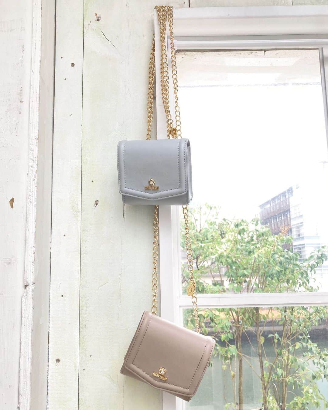 MARY QUANT officialのインスタグラム：「- #フラップリトルショルダー - #MARYQUANT #2023SUMMER #NEWITEMS #FASHION - #マリークヮント #ショルダーバッグ #ミニバッグ #ミニショルダーバッグ #ショルダーポーチ」