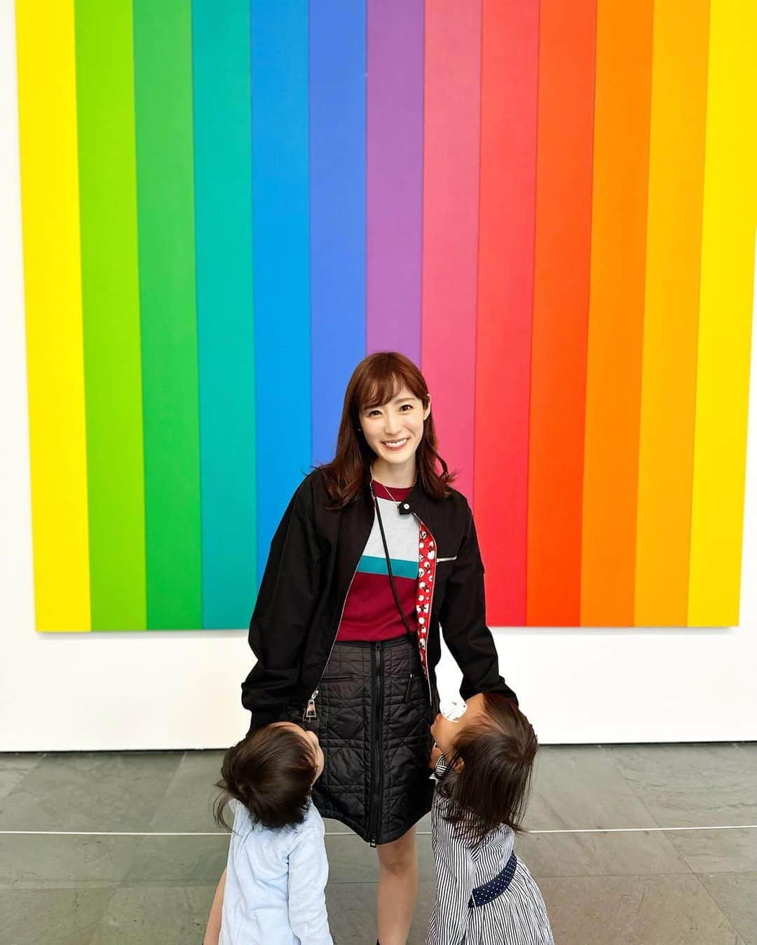 小林真由のインスタグラム：「たっぷりアートに触れた旅🇺🇸 ⁡ 楽しみにしていたMOMAのAIアートを見られて嬉しかった。目が離せなくなるほど不思議な感覚‼︎✨ ⁡ 美術館では警備員さんの全集中された眼差しの中、呑気に楽しそうな子供達🙏 PHILLIPSの優しい皆さんにも温かくしていただき、勉強になりました。 ⁡ ⁡ ⁡ #ファッション #コーデ #ママコーデ #女の子ママ #男の子ママ #ママライフ #コーディネート #４歳 #２歳 #二人育児 #ニューヨーク #旅行 #ニューヨーク旅行 #子連れ旅行 #現代アート #newyork #museumofmodernart #moma #ニューヨーク近代美術館」