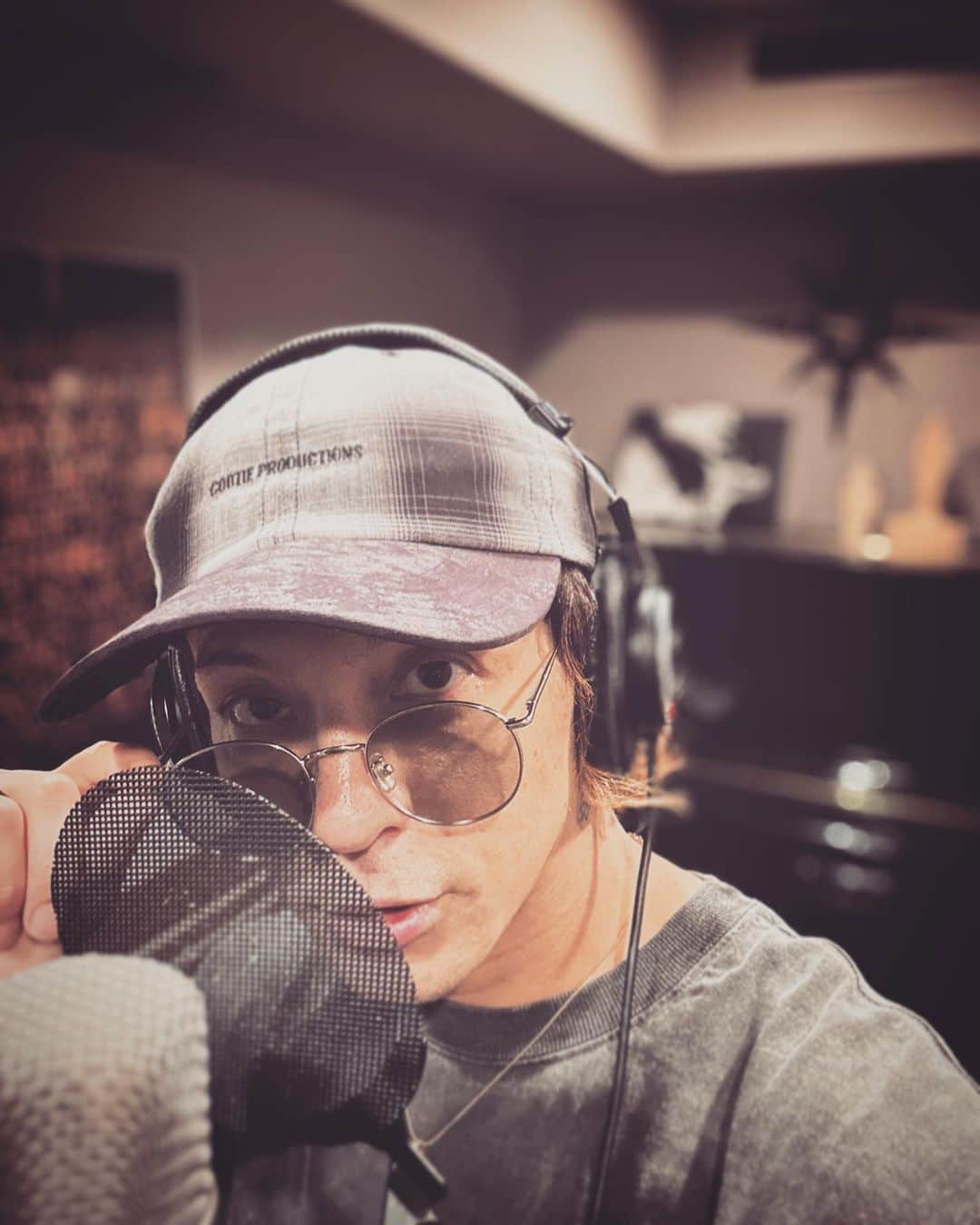 降谷建志のインスタグラム：「Everything becomes the music  いつぶりだろってくらい久々に音楽から離れて過ごした数日間、特別な時間でした。 儘ならない生活の中で自身の貧弱さに気を取られ過ぎて誰かの寂しさや弱さを見落としてたんだなぁて思う  んで自分が見せてもらった心象風景を ここでどうやって同じ様に他の誰かに伝えられるだろう...て考えてたんだけど  いやまてまてまてまてΣ＼(ﾟдﾟ )_ 貴様はバンドマンだろがいっ( º言º) 音楽にせぇビチグソ野郎が(っ'-')╮ =͟͟͞💩  てなって...まそりゃそうwwwww んで歌詞殴り書きしてポケットに詰め込んで、霧雨の中チャリ立ち漕ぎでスタジオ来てキャップビタビタのままブースイン ↑ 今ここおおおおおおおおお I'm hereeeeeeeee\(｀･ω･´)/ｼｭﾀｯ!  あっぶね♡」