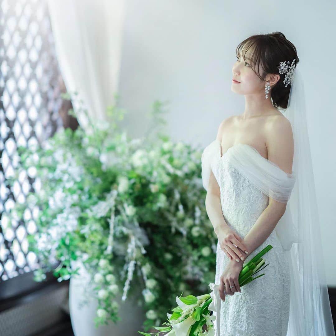 THE SODOH WEDDING OFFICIALのインスタグラム：「*  一棟まるごと 時間帯で貸しきれる邸宅  " THE HIGASHIYAMA "  大きな2面の窓から自然光が降りそそぐ 明るく開放的な空間  披露宴会場は流しテーブルを円卓を組み合わせ 広々とした印象に  PHOTO by @avestudio_materials  >>> @sodoh_wedding  #sodoh花嫁 #thesodohhigashiyamakyoto #ザソウドウ東山京都 #sodoh #weddingdress #dress #kyoto #wedding #thetreatdressing #プレ花嫁 #卒花嫁 #結婚準備 #式場探し #関西花嫁 #京都花嫁 #京都結婚式#東山」