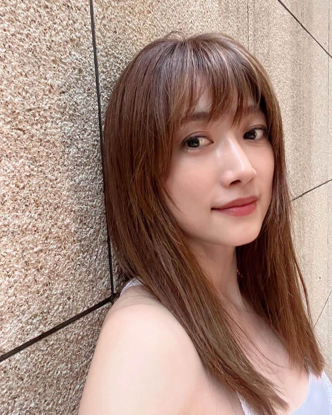 のインスタグラム：「これからの季節のケアで欠かせないのはUV下地☀ 私はラ ロッシュ ポゼ「トーンアップUV」シリーズがお気に入り💙💙   エアコンの乾燥や紫外線ダメージとか、トラブルが多くなる夏にバリア機能(角質層) をサポートして肌を守ってくれるアイテム🙏  肌ダメージを受けやすい時期も、自分に合ったお手入れをするようになってから明るい気持ちで過ごすことができるし、3種類あるから肌悩みや好みの仕上がりによって使い分けられるのも嬉しい🌹 手軽に肌の色もトーンアップしてくれてお肌のケアもできちゃうなんて最高❤️❤️  普段のメイク前にこれ1本塗るだけで紫外線対策ができてとっても便利🤭🩵  @larocheposayjp  #トーンアップUV  #ラロッシュポゼ  #バリアトーンアップUV #PR」