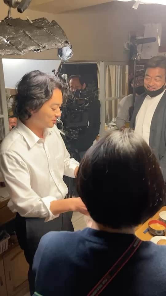 のインスタグラム：「.  |◤ “裏風間道場”カメラ📸◢|   ━━━━━━━━━━━━━━━ 👮‍♀️  第𝟭𝟬話の中込家の ハンバーグのソース、 実は染谷さんがかけていました😉  思い出の“将太バーグ”です🫰  もう一度見たい方は #TVer で!! 第𝟭𝟬話無料見逃し配信中です👇 https://tver.jp/lp/episodes/ep2x7zle0h 　 ━━━━━━━━━━━━━━━ 👮‍♀️  #風間公親 －#教場０－ #染谷将太」