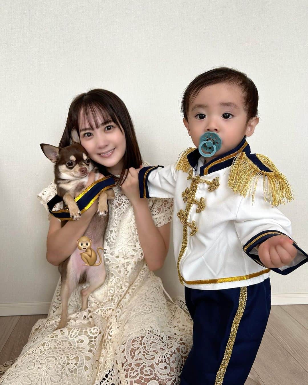 浜田翔子さんのインスタグラム写真 - (浜田翔子Instagram)「☺️🤴👑  🐶チワワ3.8kg ダイエットしてるけど3.8からずっと変わらない笑 👶10kg ←こちらはやっと増えてきた。。  #スムースチワワ #赤ちゃんと犬」6月15日 17時05分 - shoko_hamada