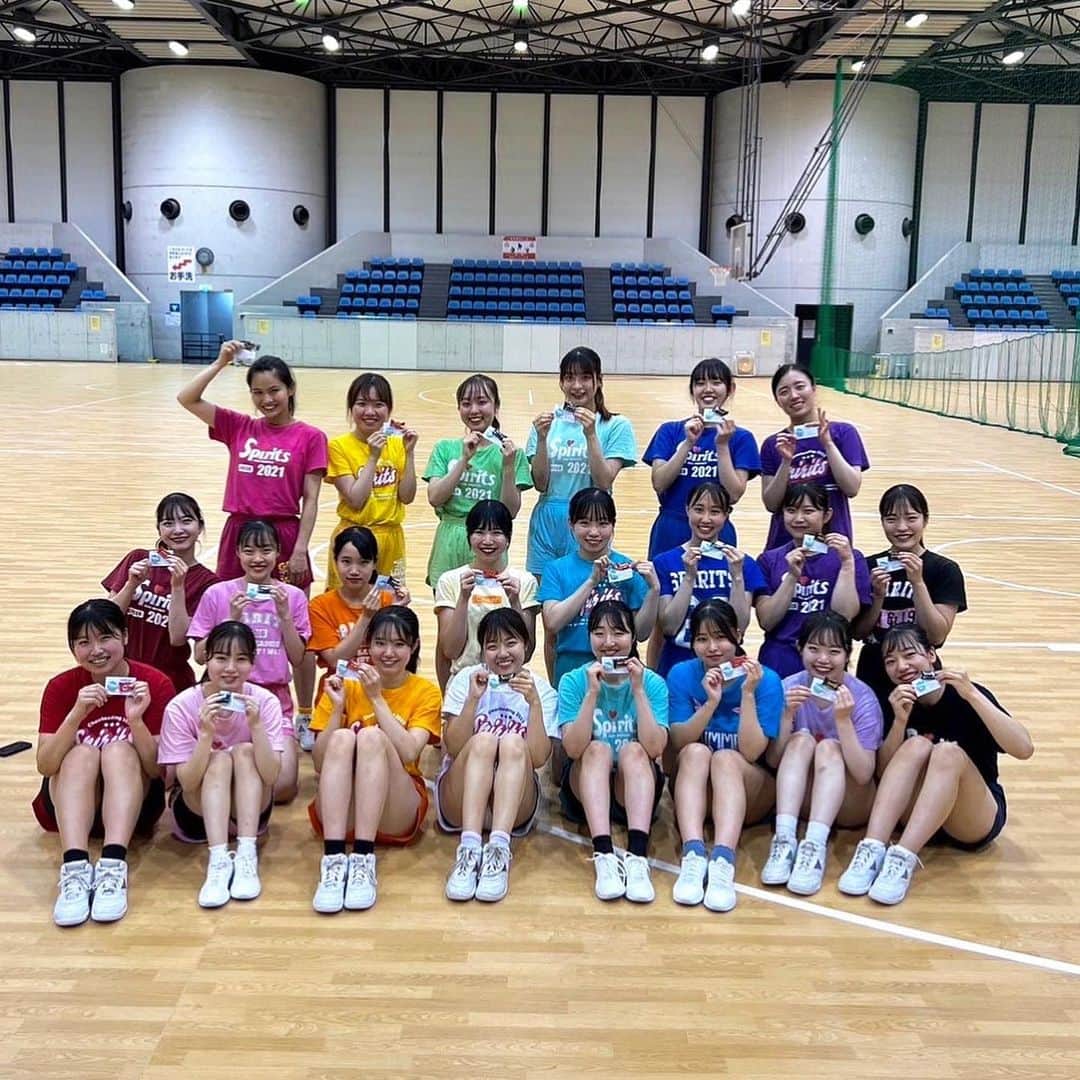 中央大学応援団チアリーディング部SPIRITSのインスタグラム：「【大会出場のお知らせ】  国立代々木競技場 第一体育館にて行われる第25回関東チアリーディング大会に、中央大学からA、Bチームの2チーム出場いたします。  🌟明日、6/16(金)はBチーム 🌟明後日6/17(土)はAチーム  の出場となります！今までの練習の成果を発揮し、最高の演技を披露できるよう部員一同、精一杯頑張りますので応援よろしくお願いします📣✨  練習後4年生から応援メッセージと缶バッチをいただきました💖本番は先輩方の応援も胸に頑張ります！🔥  #中央大学 #中大 #チアリーディング部 #spirits #中大スポーツ」