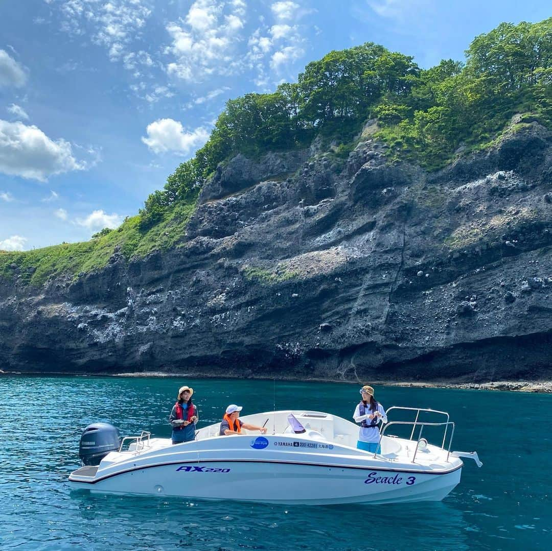 晴山由梨さんのインスタグラム写真 - (晴山由梨Instagram)「撮影で北海道の小樽に来ています✈️  今回は三角バケを使ったヒラメ釣りに初挑戦！  450gの三角バケをずっと動かし続けて、 生きている魚を演出して釣るバケ釣り。  関東でのヒラメ釣りとは違う釣り方で 少し苦戦しましたが、なんとか無事にGET💛 しかも肉厚ちゃん！  広大な自然の中をクルージングしたりと、 素敵な時間を過ごしています☺️  お天気にも恵まれて、 ボート日和&釣り日和の中撮影できました🌈  ---------------- ロッド：極鋭 コンセプトゲーム L H-180 リール：BASARA 200  #ヤマハマリン #シースタイル #ヤマハボート #レンタルボート #ボートレンタル #北海道 #小樽 #小樽港マリーナ #ボート遊び #ボートフィッシング #ヒラメ釣り #釣り #小樽釣り #クルージング #ax220」6月15日 17時07分 - hareyama_yuri