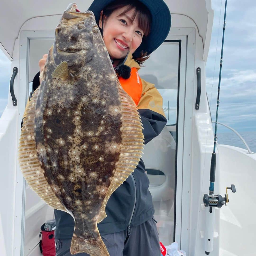 晴山由梨のインスタグラム：「撮影で北海道の小樽に来ています✈️  今回は三角バケを使ったヒラメ釣りに初挑戦！  450gの三角バケをずっと動かし続けて、 生きている魚を演出して釣るバケ釣り。  関東でのヒラメ釣りとは違う釣り方で 少し苦戦しましたが、なんとか無事にGET💛 しかも肉厚ちゃん！  広大な自然の中をクルージングしたりと、 素敵な時間を過ごしています☺️  お天気にも恵まれて、 ボート日和&釣り日和の中撮影できました🌈  ---------------- ロッド：極鋭 コンセプトゲーム L H-180 リール：BASARA 200  #ヤマハマリン #シースタイル #ヤマハボート #レンタルボート #ボートレンタル #北海道 #小樽 #小樽港マリーナ #ボート遊び #ボートフィッシング #ヒラメ釣り #釣り #小樽釣り #クルージング #ax220」