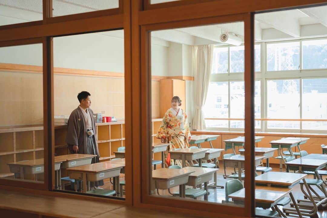 ラヴィ•ファクトリーさんのインスタグラム写真 - (ラヴィ•ファクトリーInstagram)「. 【写真で叶える結婚式】 . おふたりが出会った母校でのロケーションフォト📸  懐かしい教室やあの頃と変わらない廊下で✨ 一瞬一瞬を切り取ったような一枚になりました♪ . —————— ラヴィファクトリー: @okayama_laviephotography Photographer: @hidehirokaneda_photographer  AREA:JAPAN,OKAYAMA —————— @laviefactoryをフォローして #laviefactory #ラヴィファクトリー のハッシュタグをつけて お写真を投稿してみてくださいね✳︎ . こちらの公式IG（@laviefactory） で取り上げさせていただきます✨ . 思わず笑顔になれるハートのある 「家族写真」はラヴィクルール* >>>@laviecouleur_official . #wedding #weddingphotography #photo  #ハートのある写真 #instawedding #結婚写真 #ウェディング #ウェディングフォト #撮影指示書 #ロケーションフォト #前撮り#写真好きな人と繋がりたい #フォトウェディング #卒花 #後撮り #ウェディングニュース #前撮り小物 #前撮りフォト  #前撮りアイテム #ウェディング撮影 #撮影構図 #前撮りアイディア #撮影指示書  #花嫁コーディネート  #和装 #色打掛 #中学校フォト #家族写真」6月15日 17時13分 - laviefactory