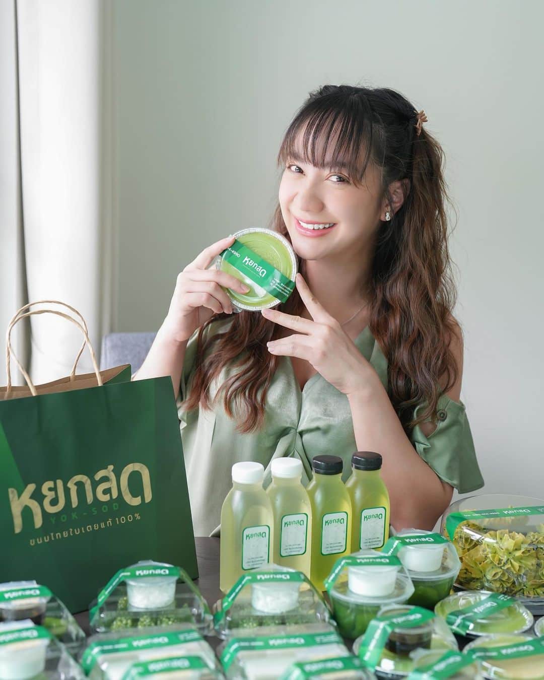 インヤのインスタグラム：「ฟินมากกก 🥰 หลังจากอยากกินมานาน ฟินความอร่อยกลมกล่อมของ @yoksodbaitoeyig ที่ดีกว่านั้นคือ ไม่ว่าจะอยู่จังหวัดไหนก็ทาน หยกสด แบบสดๆได้ เพราะเค้ามีบริการจัดส่งต่างจังหวัดโดยผ่านขนส่งควบคุมอุณหภูมิความเย็นใช้เวลาจัดส่ง 1- 2 วันนะคะ สนใจสามารถสอบถามข้อมูลต่างๆหรือช่องทางสั่งซื้อได้เลยที่ LINE: @YOKSODBAITOEY ได้เลยค่ะ 🥰」