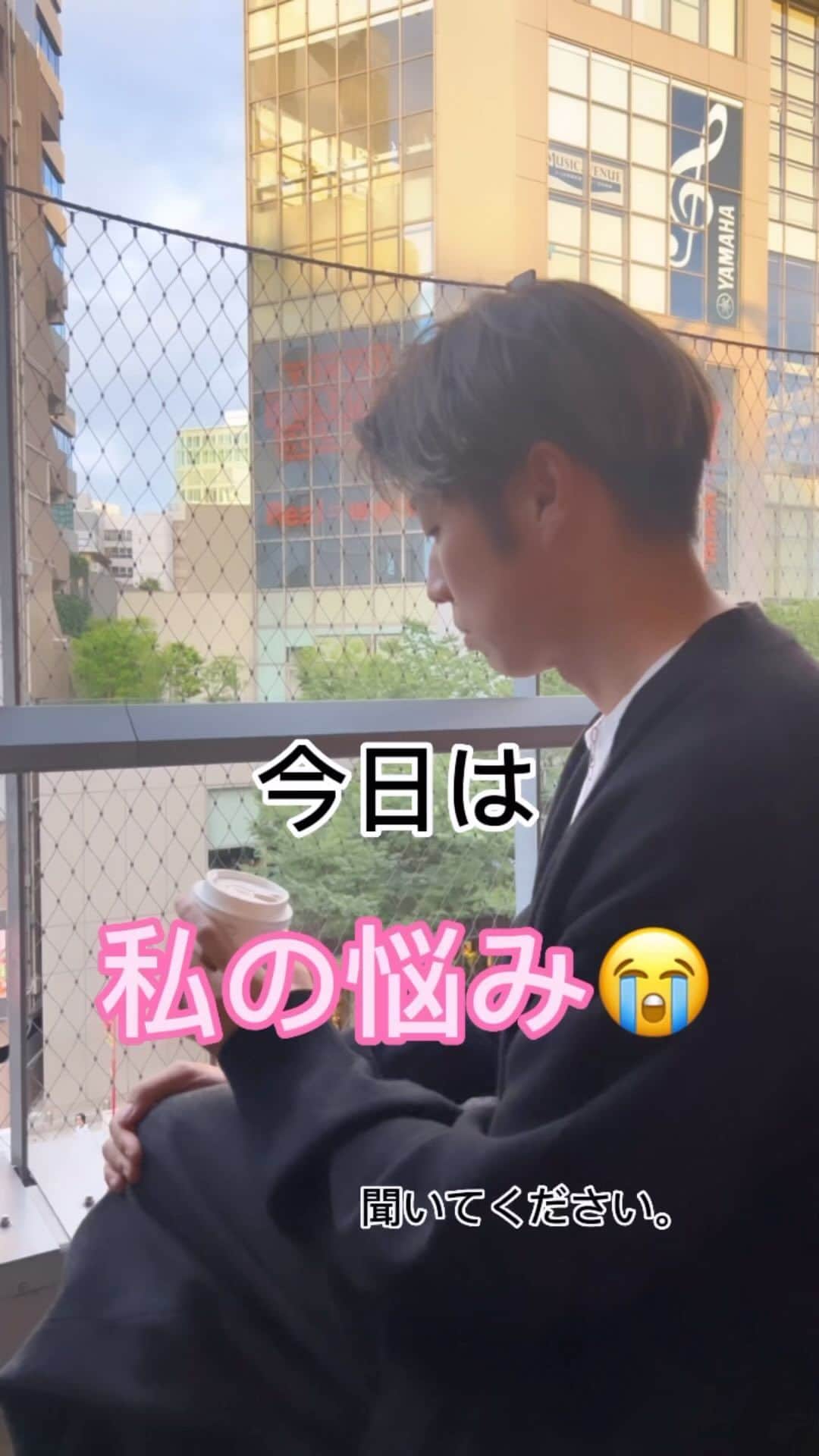 黄皓のインスタグラム：「秘書が最近激務で寝ても寝ても疲れが取れないって悩んでたんだけど、そもそも 長時間寝ればいいと思っている人がたくさんいることに驚き！睡眠で大切なのは「時間」ではなくて絶対「質」！ 睡眠の質を決めるのは眠り初めの90分と言われていて、その90分のノンレム睡眠時にいかに深い睡眠が取れるかで、睡眠全体の質が決まるから俺は絶対枕を変えることをオススメします🔥  高さにこだわりある人は LOW、STANDARD、HIGHの3種類あるから自分に合った高さを選べるし、何より枕が頭の形にフィットしてくれるから寝てる時の負担が軽減されて本当に寝起きがいい！ ちなみに俺が愛用している枕は『ブレインスリープ ピロー』だよ😏  秘書に熱弁したら買ってあげる羽目になったけど さらに仕事頑張ってほしいからプレゼントしてあげるか🧐笑  #ブレインスリープ #ブレインスリープピロー #PR @brainsleep_official」