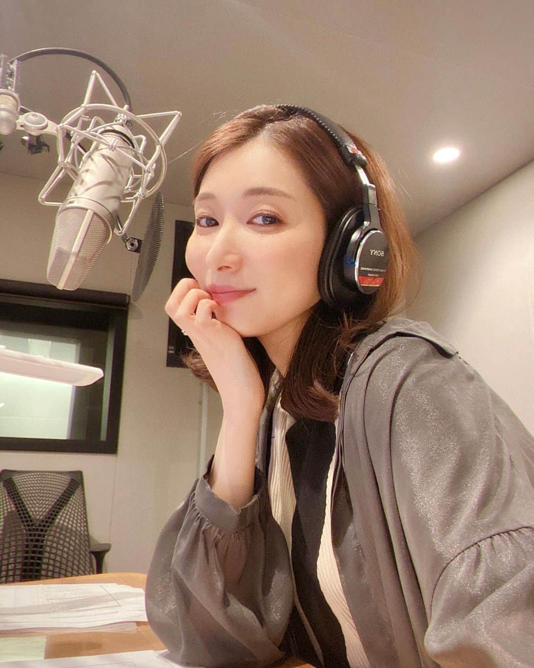 のインスタグラム：「ナレーション録り .  今日は、ナレ録り。 スポーツ関連のVTR🔥  最近は、色々なスポーツに 触れることが多いような気がする！  必死に戦う顔が、カッコよくて、 素敵で、輝いていて...。 つい、感情移入。 ナレーションにも力が入ってしまいました。  さ、明日はいよいよ！ ビーチバレーボールの実況です❤️‍🔥 ドキドキワクワク。  マイナビ ジャパンビーチバレーボールツアー2023  第4戦は、横浜赤レンガ倉庫で行われます🏐  ぜひ皆様、お越しください！ お祭りのような賑やかさだろうな♡ 穏やかなお天気であることを願う🙏  YouTubeやTwitterでも配信されます✨ ぜひ、お楽しみくださいませ🌹  . #ビーチバレー  #ナレーション #スポーツキャスター #フリーアナウンサー #山田桃子」