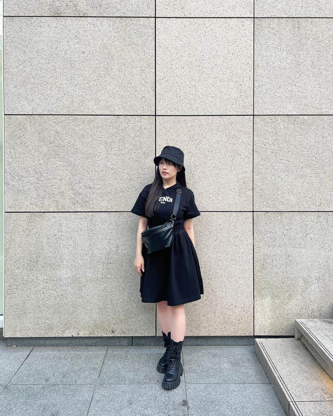 のインスタグラム：「ブラックコーデ🖤 もう暑苦しいかな？😹  ロケ前に前髪ストレート＆カット、トリートメントして頂きました✨️ @kengo____24  宮古島の湿気にも耐えきった…！笑  #ブラックコーデ #バケハ #ミニワンピ #ロングヘア」