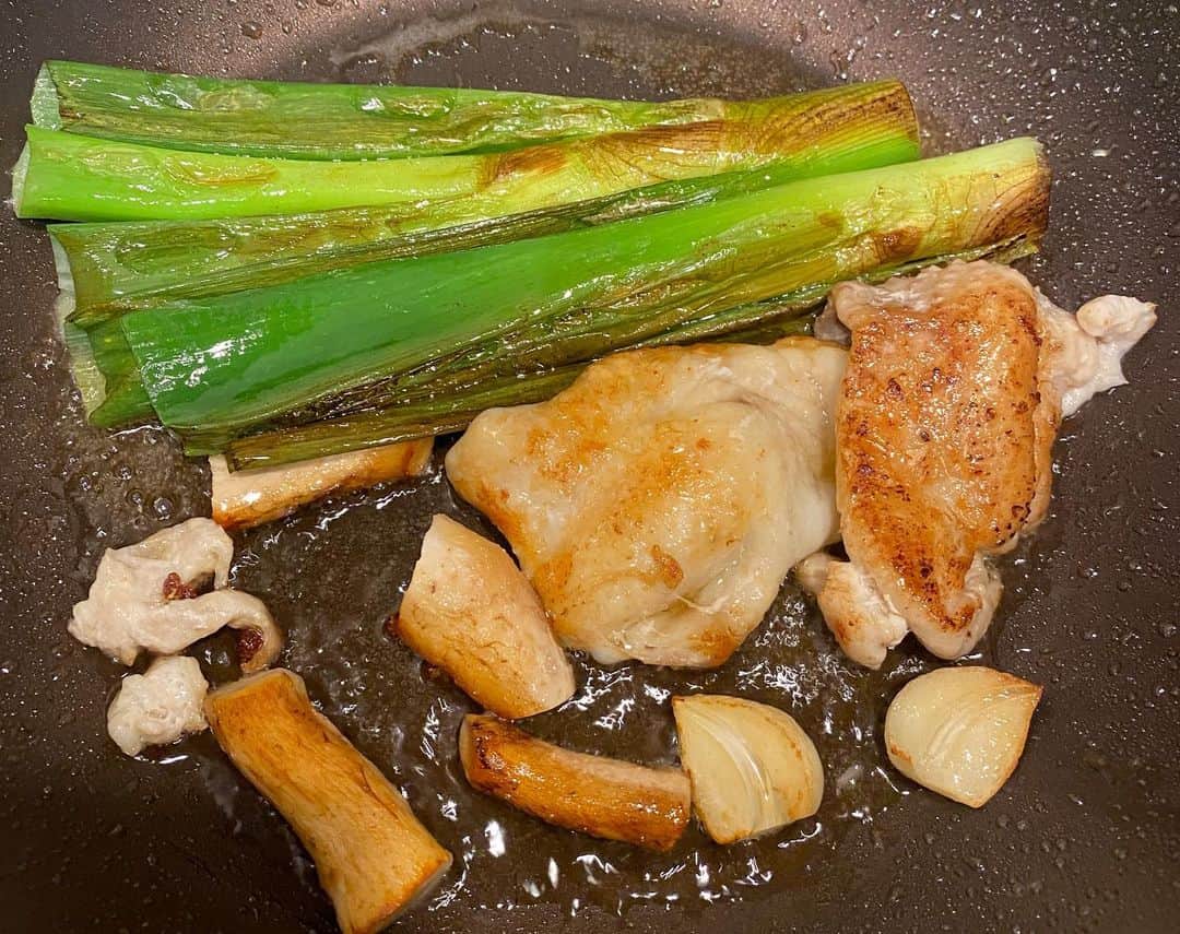 加藤超也さんのインスタグラム写真 - (加藤超也Instagram)「・ しっとり鶏むね肉 冷やし葱そば  自家製たれ作りにひと工夫。 鶏むね肉はAIシェフにおまかせ。  たんぱく質もりもり！！  特に梅雨の時期は 辛味、酸味、温度のバランスが大切。  #たんぱく質 #プロテイン #protein」6月15日 17時17分 - cuore_kato
