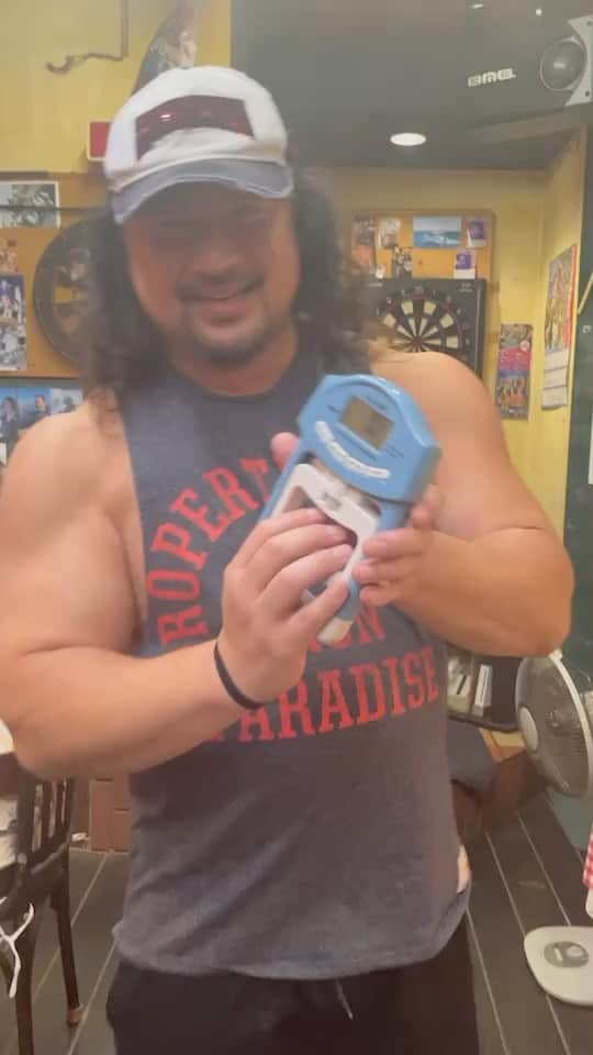 吉田隆司のインスタグラム：「握力146！怪力プロレスラー隆司！」
