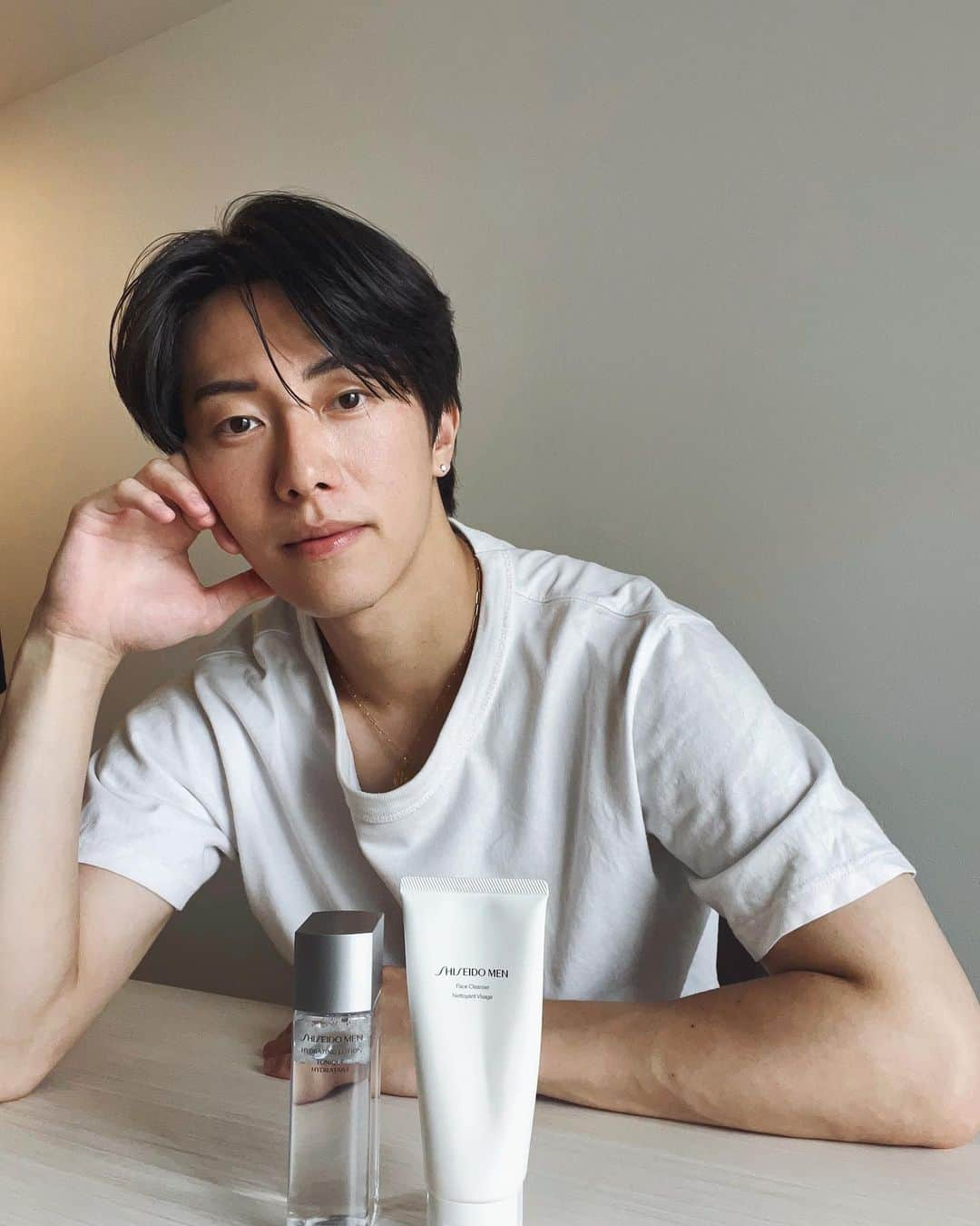 Rintarou Asari 浅利 琳太郎のインスタグラム：「以前からSHISEIDO MENの美容液アルティミューンパワライジング コンセントレート​​を使っていましたが、今回は新たにフェイスクレンザーとハイドレーティングローションも使い始めました！  乾燥とニキビがずっと気になっていたのですが、肌が落ち着いてきた気がします！香りも良くて気分もすっきりするのでおすすめです。  日焼け止めのクリアスティック ＵＶプロテクターもスティック状になっていて、スマートに塗ることができるので、とても楽で助かってます！  #PR #資生堂メン #シセイドウメン #SHISEIDOMEN #フェイスクレンザー #ハイドレーティングローション #次の一歩にたしかな自信を #メンズコスメ #メンズ美容  @shiseido_japan」