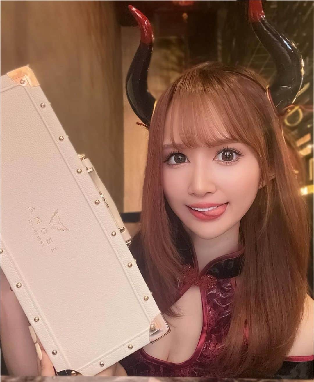 長沼まゆのインスタグラム：「ぽんして🤍🤍🤍 とか言ってみたい…☺️ﾆｺﾆｺ  龍幻酒家 (@ryugenshuka )のレセプションに♡ コンセプトはドラゴンシーシャ🐉  キャストは可愛いし シーシャは美味しいし 内装は綺麗だし最高空間！！ 【6/23〜グランドオープン】なので みんな行ってみてねんん 制服えちかわだった👉👈  🙋‍♀️私がコンカフェ嬢とか需要ありますか！？   #歌舞伎町 #コンカフェ #シーシャ #コンカフェ嬢  #コンカフェ店員  #歌舞伎町バー  #シーシャバー  #新宿  #キャバ嬢  #コスプレイヤー」