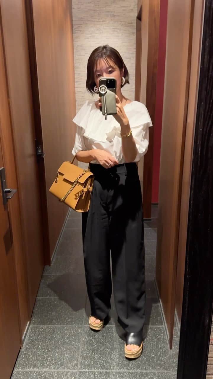 のインスタグラム：「他のコーデはこちらから→ @sa_youu  ラッフルカラーのブラウスはオフショルになる2way仕様。 オフショルで着る時は、ゆるいデニムで合わせてヘルシーな感じで着たい🤭  Tops : @martinique_tokyo  Pants : @norc.jp  Shoes : @chloe  Bag : @delvaux   —————————————— 162cm / 骨格ウェーブ /イエベ秋 \明日から真似できる！/ アラフォーの簡単シンプルコーデを発信！ お得情報はストーリーから🙈 —————————————— #30代コーデ #イエベ #イエベ秋#30代ファッション #骨格ウェーブ #大人カジュアル #きれいめカジュアル #シンプルコーデ#大人コーディネート#夏コーデ」