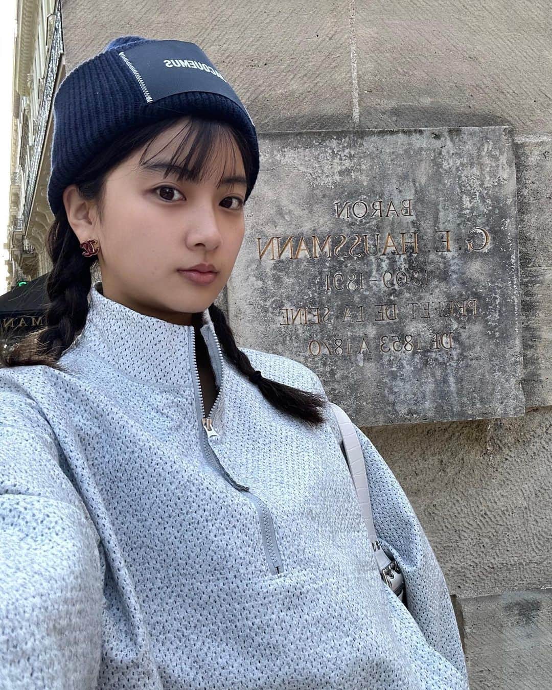 のインスタグラム：「すっぴんでmorining  朝6:00のParisは結構賑やかです🇫🇷 　 というより朝カフェできて超嬉しいーーー!!! 🦢 日本だと大体9:00とかくらいからしかカフェとかもオープンしないよね 　 でも頑なにブラックのアイスコーヒーがないのは多分 アメリカ発祥への対抗心なのか、、 暑いからアイスコーヒーが恋しい🥵」