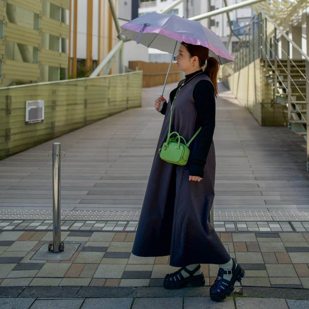 kawakami momokoのインスタグラム：「すごくアップするのが遅くなってしまって、まだ長袖  @be_story_official  の通販で発売していた、すごく可愛い日傘を使わせねもらいました。  日傘は毎日の必須アイテム 忘れると大変よね。  #美STオリジナル日傘　#日傘女子　#日傘コーデ　#晴雨兼用傘　#軽量傘　#フワクール」