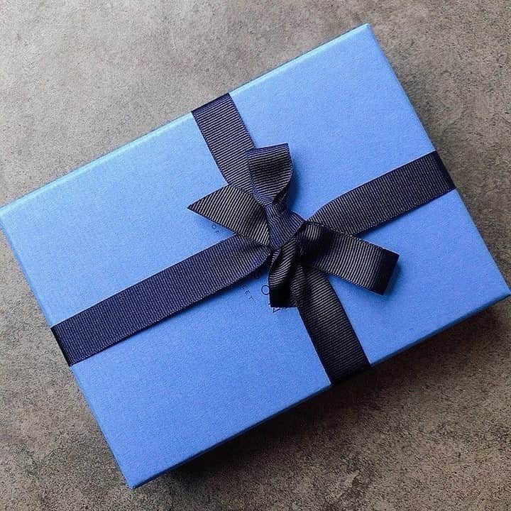 スマイソンのインスタグラム：「There's still time to find Dad the ideal gift.   Place your UK delivery order by Midday today for Express Delivery, to ensure Dad’s Smythson Blue box arrives in time for Sunday. Better still, visit us in-store right up to Father’s Day.」