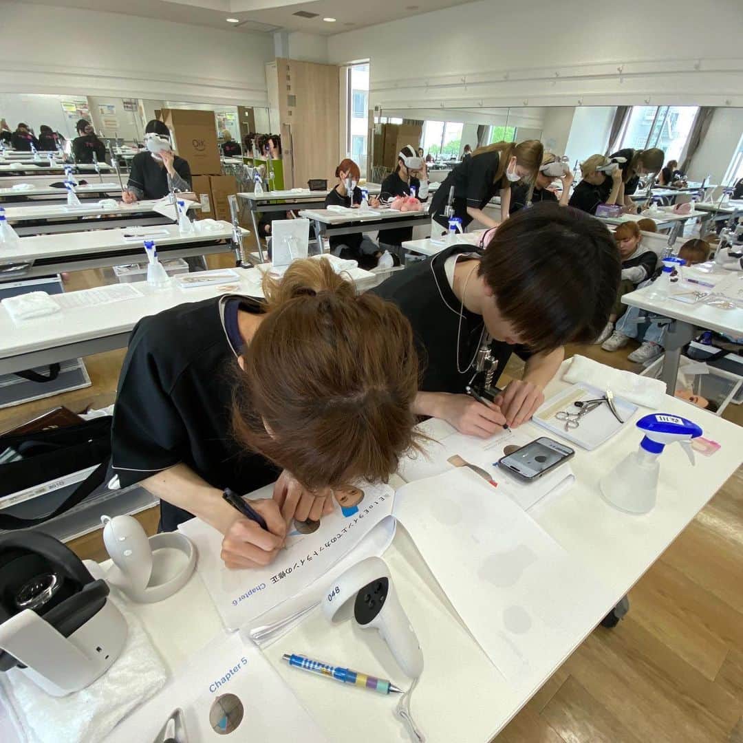 東京ビューティーアート専門学校さんのインスタグラム写真 - (東京ビューティーアート専門学校Instagram)「皆さんこんにちは❕ヘアメイク科1年の網野です👍🏻🤍  僕からは｢美容実習の授業｣について投稿させて頂きます❕  まず僕達1年生は入学してから早2ヶ月弱が経ちました❕最初は名前も顔も一致しなかったクラスメートがほとんどでしたが今では他クラスの生徒さん達とも会話したりヘアアイロンの貸し借りをするようになりました❕ みんなフレンドリーなので僕みたいな大人しい男の子には凄く嬉しい環境です😿👍🏻❕  僕達ヘアメイク科はこの2ヶ月弱で2束のポニーテールのテストやワインディング･カットのブロッキングテスト等を行いました❕ 様々な授業を受けさせて頂いてますがその中でも僕はVRの時間が好きです✊🏻 自分の見たい所を何回も繰り返して見れたり自分もやる時の目線でしっかり説明してくれるので見ながら自分の手でシミレーションも出来るので見てやりながら覚えられます❕🙌🏻🩶 普通に家に1つ置いておきたいです🫶🏻❕  僕の居るヘアメイク科は男子が3人ととても少ないです❕ メイクやアレンジの授業では圧倒的に手際が悪かったり無知な事が多いですが必至に頑張ってます😵‍💫👍🏻  他にも授業内容が紹介されてる投稿があると思うので是非他の投稿も覗いて見てください❕🫶🏻  美容学校で迷ってるという方は是非東京ビューティーアートにお越しください❕オープンキャンパスでお待ちしております❕😾  本日の担当はヘアメイク科1年 ・@hru._.zz でした❕  詳しくはHP/プロフィールから🫶🏻 𝗧𝗼𝗸𝘆𝗼𝗕✖𝗮𝗿𝘁 @tokyo_beauty_art_college   #今日の東京ビューティーライフ #東京ビューティーアート #美容学生 #美容専門学校 #三幸学園 #美容学校 #ヘアメイク #ヘアアレンジ #美容好きな人と繋がりたい #vr授業 #美容好きな人と繋がりたい #美容学生の日常 #美容学生の休日 #お洒落さんと繋がりたい #知る専 #美容学生あるある #コンテスト #美容学生と繋がりたい #美容学生さんと繋がりたい #美容学生の放課後 #美容業界で働く #vrゴーグル #美容師国家試験 #美容師国家試験実技 #美容師免許 #美容学生コーデ #美容学生就活 #美容学生フォロバ100 #美容学生さんと繋がりたい」6月15日 17時33分 - tokyo_beauty_art_college