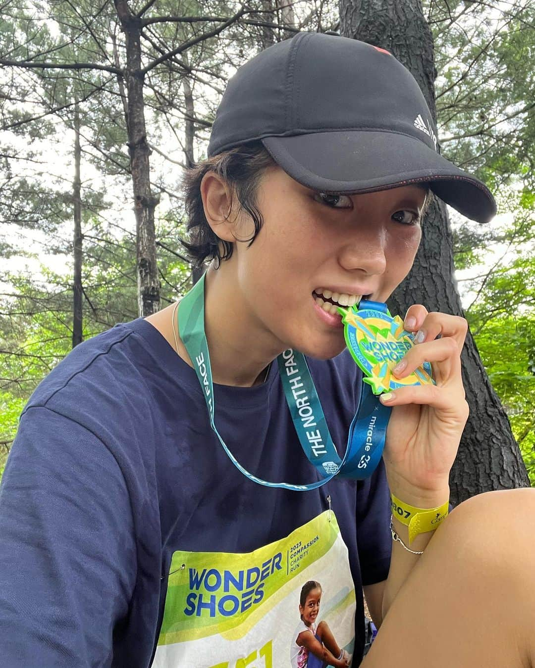 イ・ジュヨンさんのインスタグラム写真 - (イ・ジュヨンInstagram)「지난 5월말, @compassionkorea 기부런에서  올해는 8km 완주했습니다 케냐에는 아직도 신발없이 생활하는 아이들이 있다고 해요 그 아이들에게 기부하고 러닝도 하는 이벤트에 올해로 4번째, 4년째 매해 연중행사처럼 참가하고 있어요 매년 봄이 오면 달릴 생각으로 설레이게 되는 것 같아요- 이 모든 것을 허락하시는 하나님 감사합니다🫶🏻 God bless us all🤍」6月15日 17時37分 - izoo_young