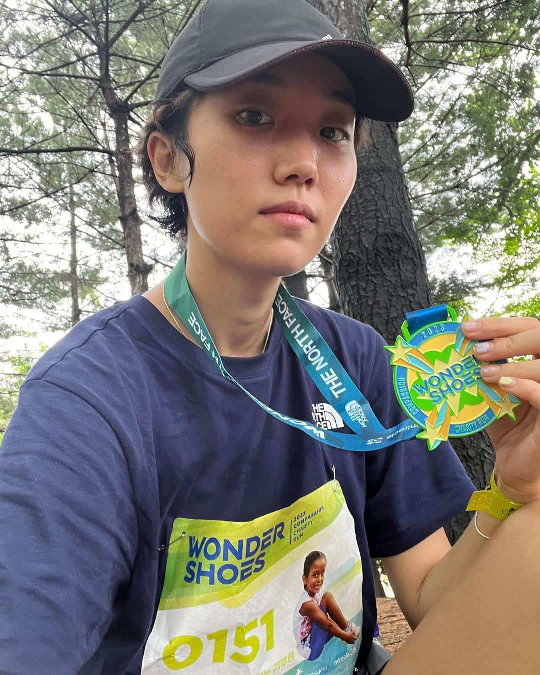 イ・ジュヨンのインスタグラム：「지난 5월말, @compassionkorea 기부런에서  올해는 8km 완주했습니다 케냐에는 아직도 신발없이 생활하는 아이들이 있다고 해요 그 아이들에게 기부하고 러닝도 하는 이벤트에 올해로 4번째, 4년째 매해 연중행사처럼 참가하고 있어요 매년 봄이 오면 달릴 생각으로 설레이게 되는 것 같아요- 이 모든 것을 허락하시는 하나님 감사합니다🫶🏻 God bless us all🤍」