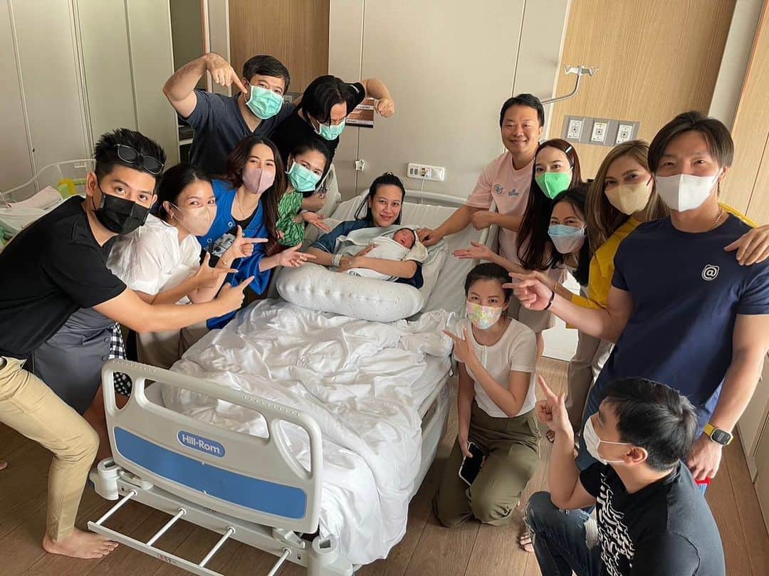 アム・パチャラパーのインスタグラム：「ดีใจด้วยนะพี่พี คุณพ่อป้ายแดง @pe_era ขอให้หลานเป็นเด็กเลี้ยงง่ายน่ารักเหมือนคุณพ่อคุณแม่นะคะ❤️」