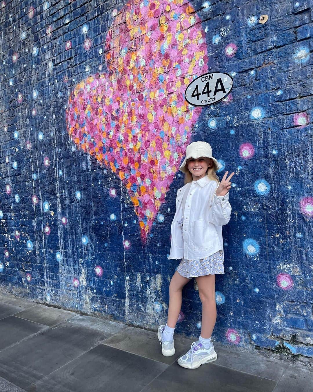 ビリー・フェアーズのインスタグラム：「My cool chick 💕✌🏼☮️ I can’t believe my big girl is going to be 9 in just a few weeks 🥺💕」