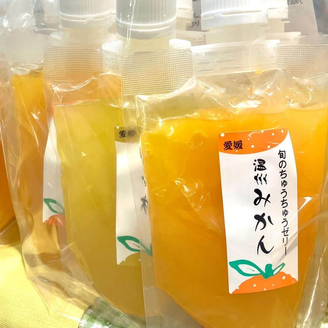 daimarusapporoさんのインスタグラム写真 - (daimarusapporoInstagram)「今週の期間限定スイーツ🍊🍎🍍 地1階 ほっぺタウンに期間限定出店中のショップをご紹介🥰  夏にぴったりの冷たい味や北海道素材のおいしさがたくさんです！  🍊〈#田那部青果〉1.2枚目 愛媛県の様々な柑橘を使った「#ちゅうちゅうゼリー」はこの季節に恋しくなる味🍊 すっぱい～甘い味がなんと10種類！少し凍らせるのもおすすめです。  🍎〈#かぐらじゅ〉3.4枚目 余市産りんごアップルパイ、パンプキンパイに小豆パイ、ポテトクリームパイなど 北海道の美味しい素材がつまった手作りパイがたくさんです！  🌾〈#米粉のバウムクーヘンringring〉5.6枚目 北海道産米を使った米粉のバームクーヘン！ 季節限定の「ハスカップ」や、今回から登場の「米粉パン」も😳  🍰〈#スイートハーツナンポ〉7-10枚目 沖縄の甘いパイン「ピーチパイン」を使ったレアチーズケーキやメロンのショートケーキ、 さわやかな見た目の杏仁プリンなどがおすすめ。 卵のおいしさを味わえる人気のロールケーキも見逃せません👀  今週も、季節のフルーツや地元の素材が楽しめる期間限定スイーツが盛りだくさん🎊 ぜひ店頭でご覧ください！  ※すべて6/20(火)まで  #大丸札幌 #札幌スイーツ #北海道スイーツ #北海道素材 #お取り寄せスイーツ #夏スイーツ #米粉スイーツ #アップルパイ」6月15日 17時47分 - daimarusapporo