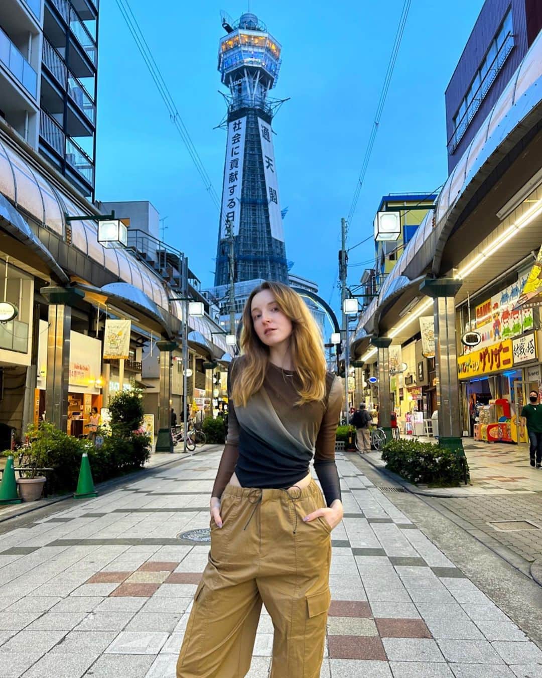 Lisaのインスタグラム：「Recently visited Osaka for the first time and finally ready to post some photos🙌  What definitely remember from this trip is a lot of lights, friendly people around and super delicious food 🎆😋✨ Looking forward to come to Kansai again!  最近初めて大阪に行きました！  この旅行は、明るい街並み、楽しい雰囲気、そしてめっちゃ美味しいグルメで記憶に残ります🎆😋✨ また関西に行きたいです！  1. Shinsekai • 新世界 2. 3. Dotonbori • 道頓堀 4. Chritori nabe • ちりとり鍋 5. Tenma Chochin Dori • 天満 ちょうちん通り 6. Nakazakicho • 中崎町 7. Tofu tiramisu • 豆腐ティラミス(@kayacafe_osaka ) 8. Kushikatsu • 串カツ 9. Abeno Harukas • あべのハルカス  #osaka #japan #kansai #japantravel #japanesefood #大阪 #大阪観光 #大阪グルメ #大阪カフェ #関西」