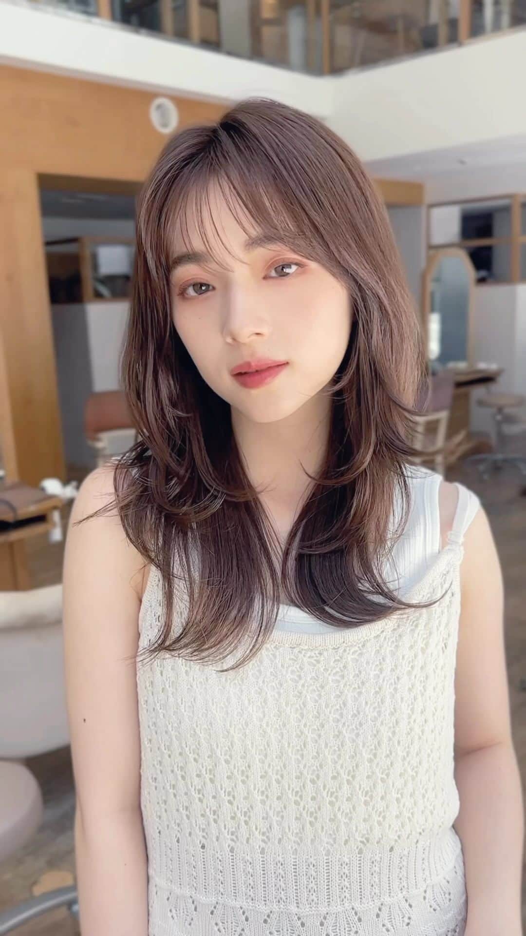 前原穂高のインスタグラム：「このヘアスタイルの名前募集中🙋‍♀️ 特徴は ・くびれ ・自由な動き ・洗練された毛流れ ・顔周りからしっかりレイヤー です。  #美容室Violet #艶感 #くびれ #外ハネ #コテ風パーマ #韓国ヘアー #髪質改善トリートメント #ヨシンモリ #外ハネパーマ #くびれセミディ #ウルフ #寒色系カラー #ふわミディ #シースルーバング #小顔カット #大人可愛い #ハイライト #前髪カット #斜めバング #かきあげバング #ほだかっと #ほだからー #前原穂高」
