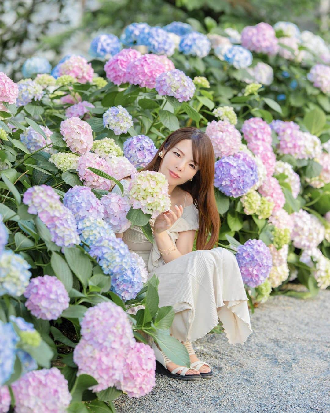 のインスタグラム：「『colorful hydrangea』  今日は浴衣で紫陽花撮影でしたが撮影終わるまで天気大丈夫だった👌 めちゃラッキーで良き日でした♪  ・ ・ ・ photo by @mu_mu_pooh_eos 📸 model @mikarin_portrait  ・ ・ ・ ・ follow me💋  #美花展 #紫陽花ポートレート #福岡紫陽花巡り  #紫陽花の季節  #被写体モデル #カメラ女子 #キリトリセカイ #ポートレートセレクション #ポートレート撮影 #被写体依頼受付中 #スクリーンに恋して #カメラマンさんと繋がりたい #被写体なります #ポートレートしま専科 #写真を止めるな #jp_portrait部 #jp_portrait_collection #portrait #japanesegirl #asiangirl #love_camera_club #asianbeauty #super_portrait_channel #hydrangeaseason  #colorfulflowers  #hydrangeabeauty  #excellent_portraits #top_portrait_photo #pasha_magazine #tokyocameraclub」