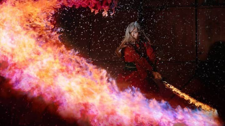 せきぐちあいみのインスタグラム：「Since ancient times in the physical world, fire has had a strong attraction to humans. This time, instead of using VFX, we used real flames to create a trail in the space.  In the modern society where digital and physical are intertwined, let's live a fiery life and mark the trajectory.  This collaboration shoot was done by an artist, Aimi Sekiguchi, who draws three-dimensional objects in space, and a special flame photographer, Yasutaka Ikada.  The flames and gunpowder were supervised by KAGUZUCHI, a world-renowned flame performance group.   古来より物理世界において、炎は特に人間を強く惹きつける力を持っています。今回、VFXではなく本物の炎を使用し、空間に軌跡を描きました。  デジタルとフィジカルが絡み合う現代社会において、真に燃えるように生き、その軌跡を刻みましょう。  空間に立体を描くアーティストせきぐちあいみと炎の特殊撮影の専門家 Yasutaka Ikadaによるコラボレーション撮影です。  炎と火薬の監修は、世界的な炎のパフォーマンス集団「かぐづち」が担当しています。  Exhibited at Dubai Mall ftNFT Gallery in May 2023  #dubaimall #dubai #realfire #fire #fireportrait #portraitphotography #photography #artphotography #kaguzuchi #かぐづち #yasutakaikada #ikapon #aimisekiguchi #せきぐちあいみ」