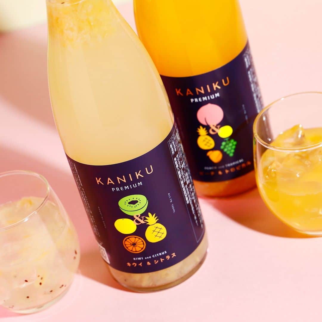 KURAND@日本酒飲み放題さんのインスタグラム写真 - (KURAND@日本酒飲み放題Instagram)「極上のミックスフルーツ “酒”  『 KANIKU PREMIUM 』  ─ カニク プレミアム ─  「ピーチ＆トロピカル」と 「キウイ＆シトラス」の2種。  複数の果実をたっぷり贅沢に組み合わせた ゴロゴロ果肉のプレミアム果実酒。  果実の甘さとお酒の深みが融合して、 ジューシーな甘みを満喫できる 至極の味わいに仕上げました。  この美味しさ、幸せすぎる！  ---------------------------- 新しいお酒との出会いがたくさん！ 他のお酒や企画はプロフィールのURLから →@kurand_info ----------------------------  お酒にまつわる情報を発信中。 フォローやいいねお待ちしています🥂  #酒ガチャ #クランド #お酒好きな人と繋がりたい #果実酒 #フルーツ酒 #ミックルフルーツ #お酒大好き #お酒好き」6月15日 17時51分 - kurand_info