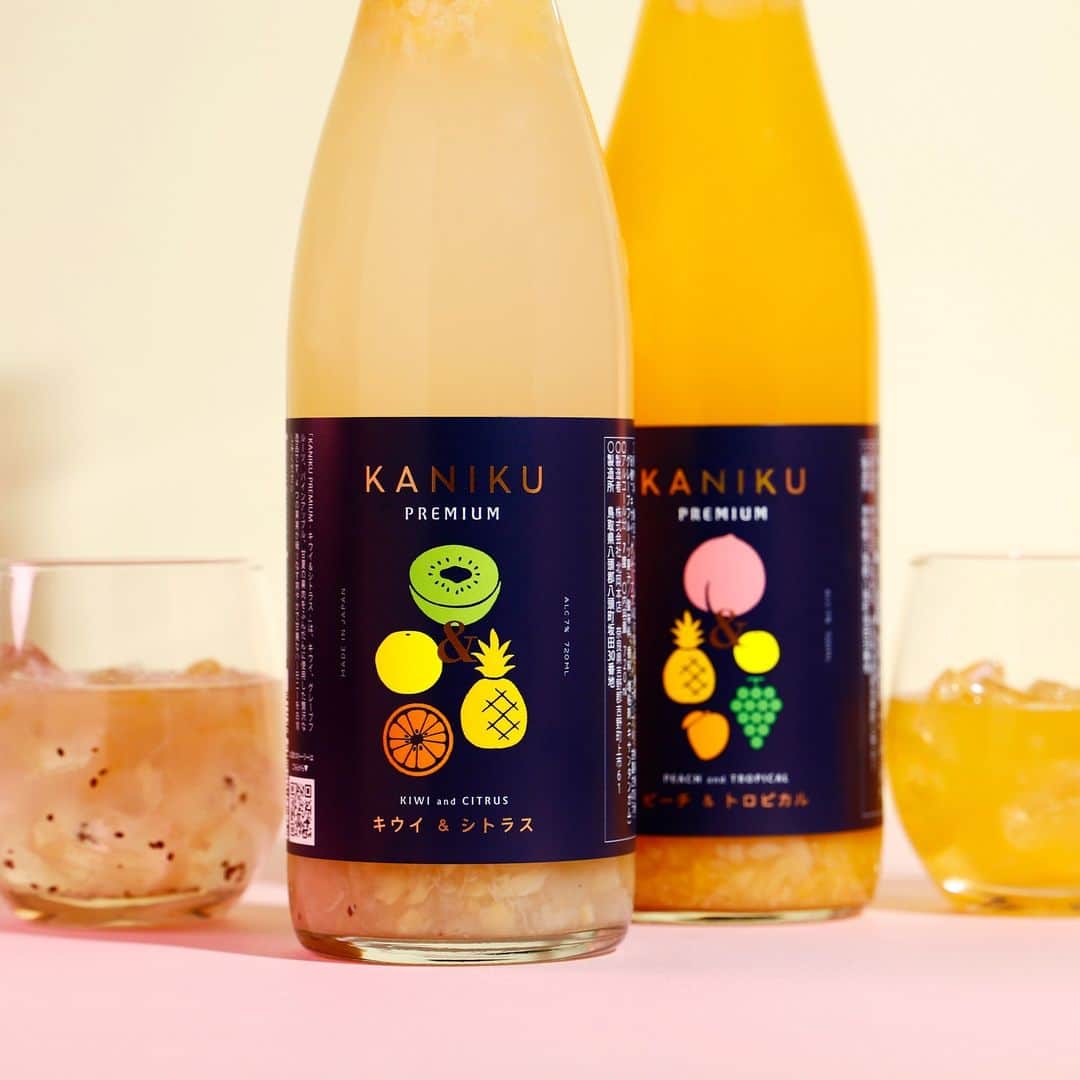 KURAND@日本酒飲み放題さんのインスタグラム写真 - (KURAND@日本酒飲み放題Instagram)「極上のミックスフルーツ “酒”  『 KANIKU PREMIUM 』  ─ カニク プレミアム ─  「ピーチ＆トロピカル」と 「キウイ＆シトラス」の2種。  複数の果実をたっぷり贅沢に組み合わせた ゴロゴロ果肉のプレミアム果実酒。  果実の甘さとお酒の深みが融合して、 ジューシーな甘みを満喫できる 至極の味わいに仕上げました。  この美味しさ、幸せすぎる！  ---------------------------- 新しいお酒との出会いがたくさん！ 他のお酒や企画はプロフィールのURLから →@kurand_info ----------------------------  お酒にまつわる情報を発信中。 フォローやいいねお待ちしています🥂  #酒ガチャ #クランド #お酒好きな人と繋がりたい #果実酒 #フルーツ酒 #ミックルフルーツ #お酒大好き #お酒好き」6月15日 17時51分 - kurand_info