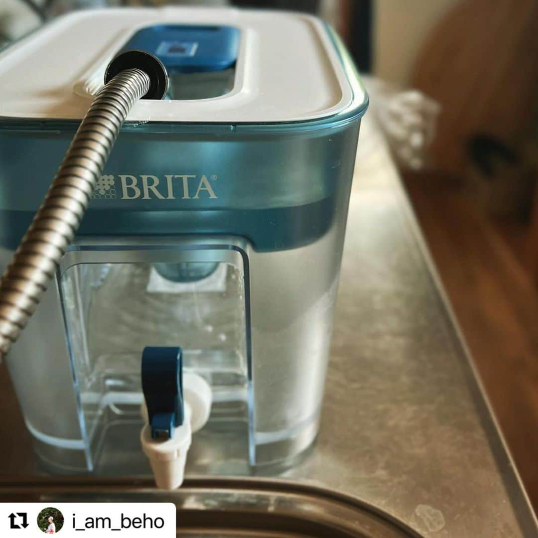 BRITA Japanさんのインスタグラム写真 - (BRITA JapanInstagram)「新しい日常の始まりに、ブリタのフローを生活に取り入れてくださいました。 ありがとうございます！  #Repost @i_am_beho with @use.repost ・・・ ブリタフロー ・  4月から息子が毎日水筒持参になり、また数ヶ月後にはミルクを作る生活も戻ってくると思うので、我が家のお水問題を解決したく導入しました。  水道水を直接注いで、4.85ℓを浄水。 常温で24時間飲めます。  3人家族で1ヶ月半ほぼ毎日使ってみたところで初めてカートリッジの交換サインがついたので、ランニングコストもそんなに悪くなさそう。  💙 電源等不要で場所もそこまで取らない。 💙 コック付きで、子どもが自由にお水を飲めるところに置ける（冷蔵庫は子どもに開けてほしくない…） 💙 日々どれくらいの飲料水を消費しているのか目で見てわかる  ガラスボトルで竹炭浄水をしていたのですが、竹炭のお手入れを頻繁にすることがつわり期はむずかしくなった。竹炭は土に帰るけど、ブリタの浄水カートリッジは日本ではゴミに出すしかないのが現状で、うちの自治体では不燃ごみ扱い。ドイツ本国では回収とリサイクルのシステムがあるのだそう。日本でもそのへんがクリアされていくことを願っています。  日本の水道水は世界から見たらとても安全と言われているけど、管の老朽化や、近年の水道水の水質基準の改定も気になっている。我が家はお肌弱めな子もいるし🩹  みなさんご自宅の飲料水事情よかったら教えてください。  #brita#ブリタフロー #サスティナブルな暮らし#サスティナブル#暮らし#日々のこと#できることから#sustainability#日々の暮らし#暮らしを楽しむ#暮らしの風景#木の家#マイホーム#家のこと#家事#名もなき家事#飲料水#マタニティライフ#子どものいる暮らし」6月15日 17時57分 - brita.japan