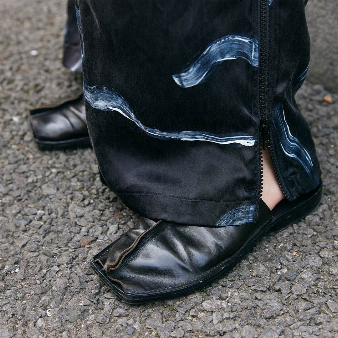 ハグマグ編集部さんのインスタグラム写真 - (ハグマグ編集部Instagram)「佳奈さん＆リカルドさん、七桔ちゃん・0歳  夏を誘う爽やかなホワイトをリンク🤍  ［mama］ Tops＆Earring：vintage Bottoms：WONDEROUND Necklace：seya. Bag：BAGGU Ring：R.ALAGAN＆SHUN OKUBO＆Cartier Shoes：Gabriela Coll Garments  ［papa］ Tops＆Bottoms：vintage Hat：SOUND SHOP balansa Necklace：ERICKA NICOLAS BEGAY Socks：STANCE Shoes：VANS  ［kids］ All-in-one：pairmanon Hat：西松屋 ___________________________________  詳しくはウェブサイトの記事で紹介中。プロフィールのリンクからチェックしてね🌼 @hugmug_insta ___________________________________ #hugmug#ハグマグ#親子スナップ#ママファッション#ストリートコーデ#ガーリーカジュアル#夏コーデ#夏ファッション#夏服#リンクコーデ#親子リンク#キッズファッション#キッズスタイル#ママコーデ#ママコーデファッション#カジュアルコーデ#夏色カラー#おしゃれキッズ#ベビー服#男の子コーデ#女の子コーデ#家族コーデ#ファッションスナップ#親子ファッション#家族コーデ#家族写真#家族スナップ#親子リンクコーデ#親子ペアルック#親子装#ハグマグファミリー」6月15日 17時55分 - hugmug_insta