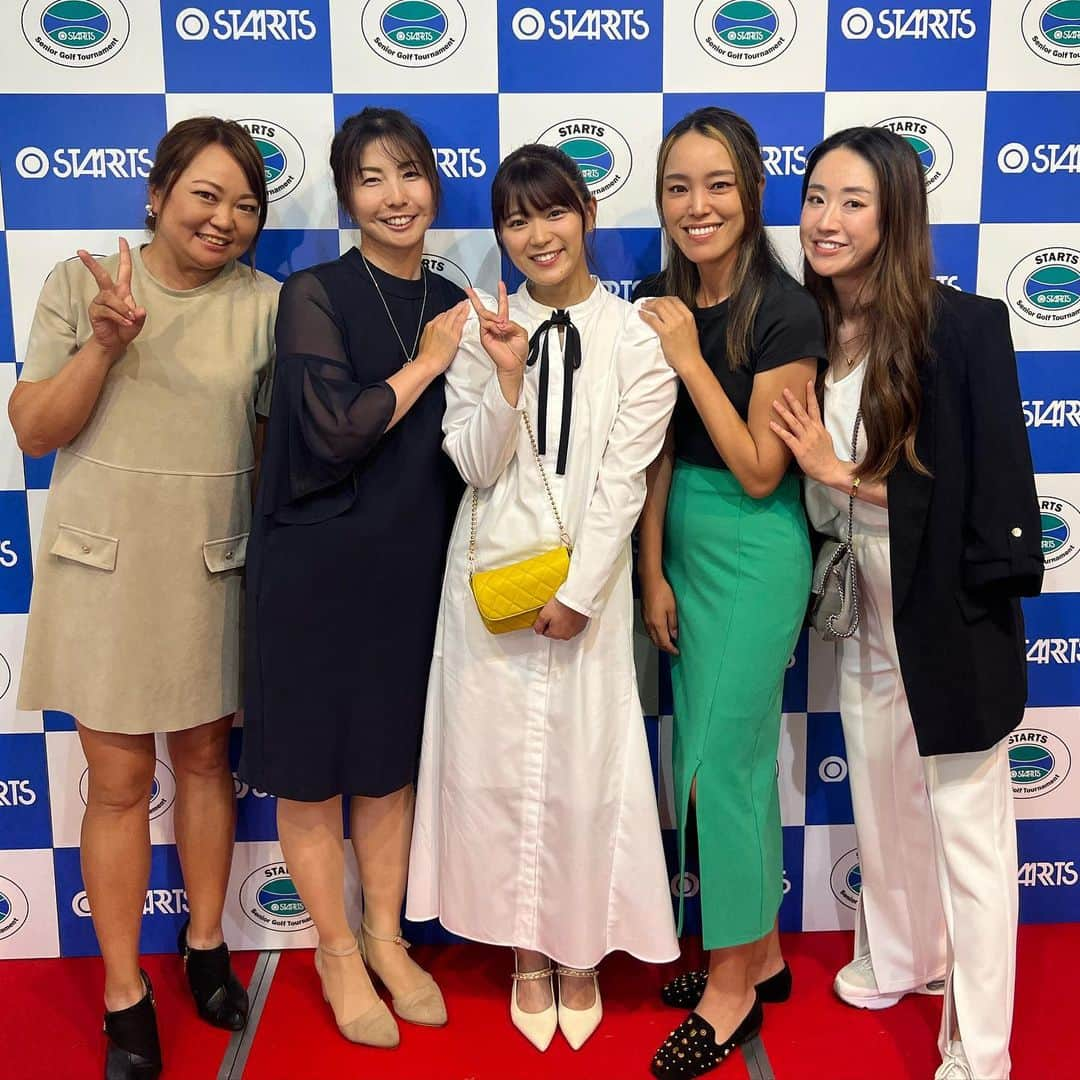 山内鈴蘭さんのインスタグラム写真 - (山内鈴蘭Instagram)「ベストスコア更新しました😆❤️ 37.38で【75】嬉しいです！！！  今日はPGAシニアツアー 「スターツシニアゴルフトーナメント・プロアマ大会」に参加させて頂きました🌸  プロセッティングのグリーンでベストは本当に嬉しい😭  初めてお招き頂いてから、今年で10年目になり、スターツ様に本当に素晴らしいお時間を頂いて…  成長している姿を少しでも伝わるプレーをする😤という気持ちで過ごした今日。  15歳の時プロアマ大会でご一緒させて頂いた倉本昌弘プロが「この子は凄いよ！」と背中を押して下さった事や、  16歳の時、中嶋常幸プロが「鈴蘭ちゃんは芯が強い」と自信を下さった事。  沢山の方のお気持ちが繋がり 今こうして活動出来ています。  だからこそ、私が出来ることは何か？と思った時に今できる最大のプレーをしようと思いました😭  スターツの村石会長から 「本当に凄いよ！次はパープレー目指して頑張ろうな！みんなで応援してるからね！」とお言葉まで頂き😭🌸  本当に本当に嬉しく、 ゴルフというスポーツの素晴らしさに改めて感銘を受け、ゴルフ業界に携わる一員として貢献したい！と言う気持ちが強く芽生えた時間でした。  沢山の方に支えられてきました。 本当に、本当に、 ありがとうございます😭🌸🌸  去年から目標にしている72には3打足りなかったけれど、確実に成長している！と自分で実感。  今日は鈴木亨プロとご一緒させていただき、体の変化や体調の変化によって変わるスイングも自分で調整出来るように、と教わりました🔥  「調子の悪い中でもまとめるゴルフをする」  去年ティーチングプロの試験を受け、自分に足りない部分も理解し、天候やコース、毎日違う中でどれだけ安定してプレーできるか。  色んな事に悩んで、ずっと悩み続けていくんだろうけど、結局ゴルフが好きでやめられないんだよね😂❤️  とても自分の中で大きな変化を感じた1年だった。  ゴルフ人生はチャレンジ人生！  兎にも角にも、、  ベスト更新！嬉しいな😆🌸🌸🌸  今日飲むビールは絶対美味い🍻笑  【#ゴルフで繋がるご縁を大切に】 この言葉が私の座右の銘です🥰  #ゴルフ #ゴルフスコア #ベストスコア更新 #ゴルフスコア記録 #スターツシニアゴルフトーナメント #スターツ #PGA #pgatour #シニアツアー #seniortour #pgaシニアツアー #スターツ笠間ゴルフ倶楽部 #ゴルフ女子 #競技ゴルファー #ゴルフウェア #gorurun #ゴルフ好きな人と繋がりたい  #ゴルフ大好き」6月15日 18時05分 - xxsuzuranxx