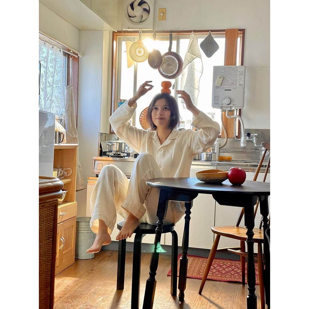 芳根京子さんのインスタグラム写真 - (芳根京子Instagram)「そんなこんなで いよいよ明後日17日は写真集「京」の発売日です🐼  そして明日6月16日(金)11時50分から放送の「ぽかぽか」の生放送にお邪魔します！ 写真集のお話をさせていただきます。 是非ご覧ください☕️  写真集のオフショットが少しありますので載せて行こうと思います！🐼🐼  イベントも楽しみだね！🐼🐼🐼  #京」6月15日 18時05分 - yoshinekyoko