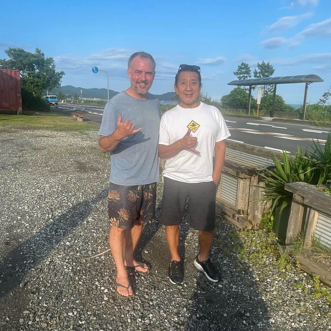 Ken Harakumaのインスタグラム：「高知入野ビーチサーフポイント🏄‍♀️🏄🏄‍♂️⛱ 着きました❣️ ブルースさんに、明日からお世話になりまーす🤙🤙🤙 @hatasurfdojo  @international_yoga_center  #入野ビーチ  #サーフィン  #クジラウォッチング  #アシュタンガヨガ  #ヨガとサーフィン  #ヨガリトリート  #瞑想」