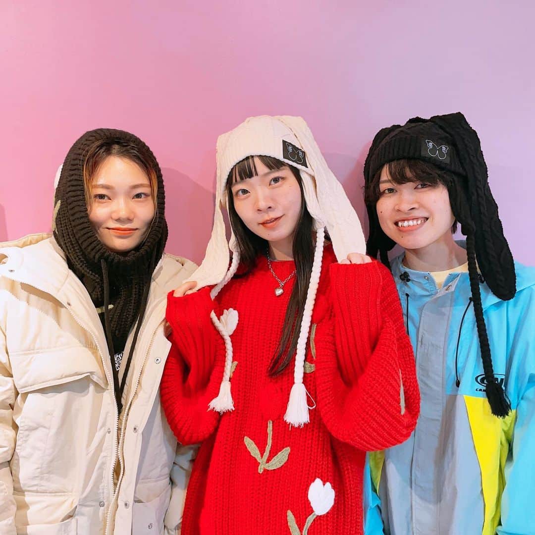板橋よしえのインスタグラム：「. @shishamo_official ちゃんたち🐟が原宿店に来てくれて、PRESS ROOMで秋物も見てくれた～❤️ 個性異なる3人が3人ともキャンディを好きでいてくれるのがとっても嬉しいよ～🥹✨ 朝子ちゃんは今回もお気に入りアイテムの2色買いやシリーズ買いをしてくれていました😳 "好き！"に出会ったときの潔さがすごい！ またみんなで見にきてね～～☺️  @matsuoka__a 🤍 @_.asakomiyazaki ❤️ @yoshi_kawa____ 🩵」