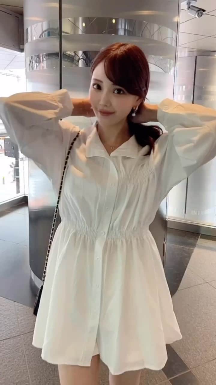 のインスタグラム：「シャツワンピコーデ🤍 白シャツやっぱり可愛い☻ カジュアルすぎないデザインが好き♡ キルティングのミニバッグもお気に入り🫶  @lewis_lie_」