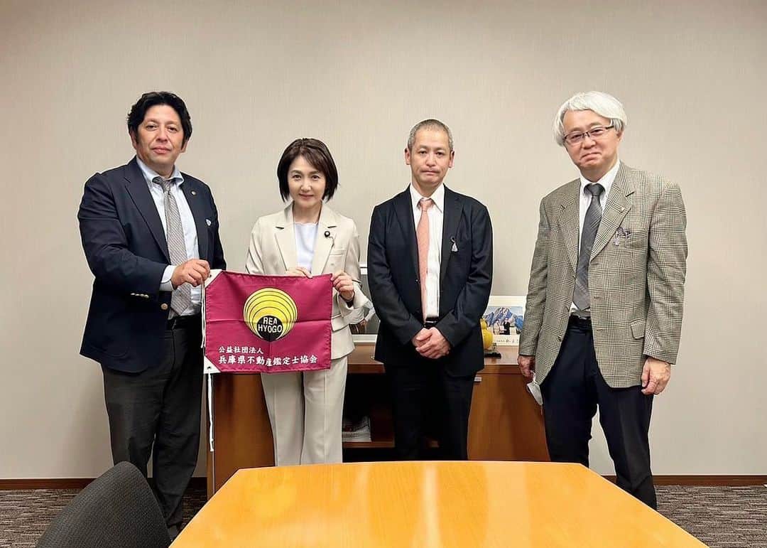 生稲晃子のインスタグラム：「兵庫県不動産鑑定士協会の皆様がお越しくださいました😊 1人でも多くの方々とお会いしてお話させていただくことが、今の私にとってとても大切な時間だと思っています✨✨  #兵庫県不動産鑑定士協会 #大切な時間 #生稲晃子」