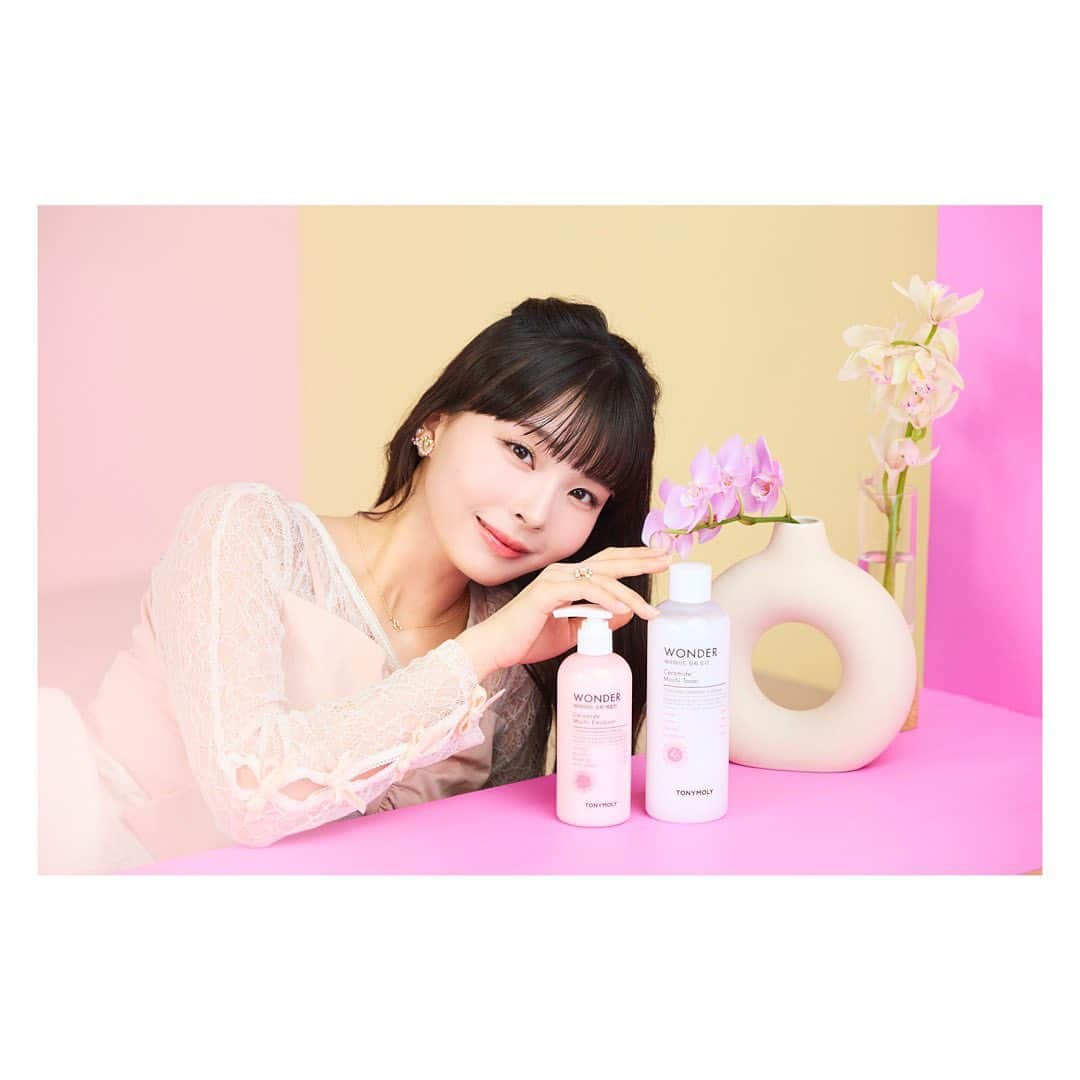 川口ゆりなさんのインスタグラム写真 - (川口ゆりなInstagram)「． ．  この度、TONYMOLY 公式アンバサダーに就任致しました💎   「可愛いはジブンで見つける。」というコンセプトで、新たに日本での販売がもうすぐ始まります…‼︎ まずは、韓国で180万本売れているTONYMOLYのロングセラーアイテム、モチトナーがついにAmazonのTONYMOLY公式ショップで今日から予約販売を開始しました！ 期間限定の特別価格で買えるのでぜひ試してみてね🤍   モチトナーやチェキがもらえる就任キャンペーンもチェックしてくださいね~!   たくさんの方にトニモリの溢れる魅力をさらに届けているよう、精一杯務めさせていただきます🦕  ． #モチトナー #TONYMOLY　#トニモリ #トニーモリー ． ． ■Amazon公式ストアオープン記念キャンペーン キャンペーン期間：6/15～6/25 23:59まで Amazon：期間限定❤︎特別価格キャンペーン開始❤︎ @tonymoly.jp_officialのプロフィールからAmazonのTONYMOLY公式ストアをチェック ． ■川口ゆりなアンバサダー就任キャンペーン キャンペーン期間：6/15～6/25 23:59まで Twitter：公式Twitterのフォロー＆RTでモチトナー10名様 @tonymoly.jp_officialのプロフィールから公式Twitterをチェック♡ Instagram：公式Instagramのフォロー＆いいね！＆コメントで名前＆サイン入りチェキ3名様 @tonymoly.jp_official ぜひどちらも応募してくださいね🦕 ． ．」6月15日 18時00分 - kawaguchi_yurina_official