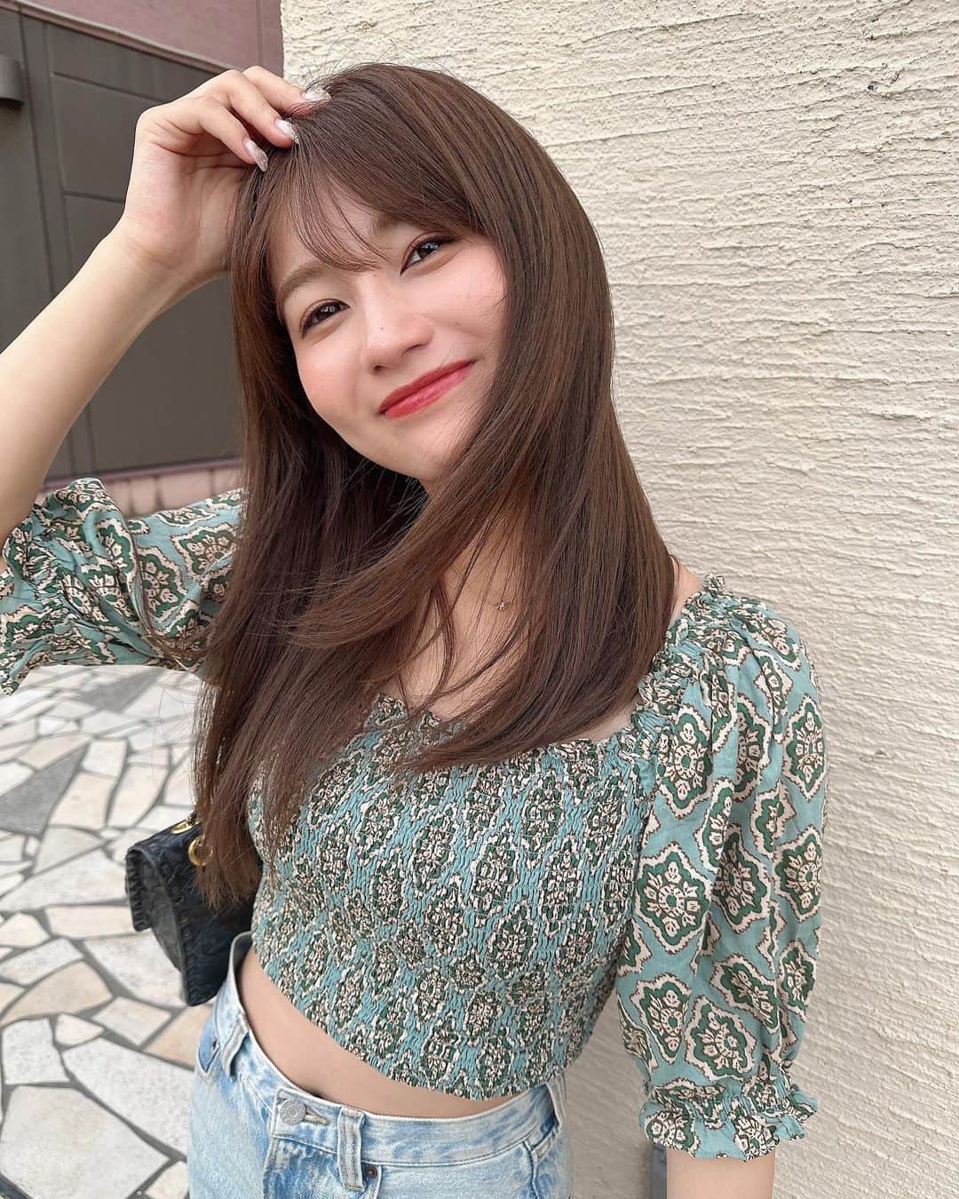 のインスタグラム：「.  zaraで購入したこのトップス 本当可愛くてヘビロテしてる🎧💚  ヘソだしトップス大好きなのよね💭  . #zara#zaraコーデ#zara購入品 #トップス#夏コーデ」